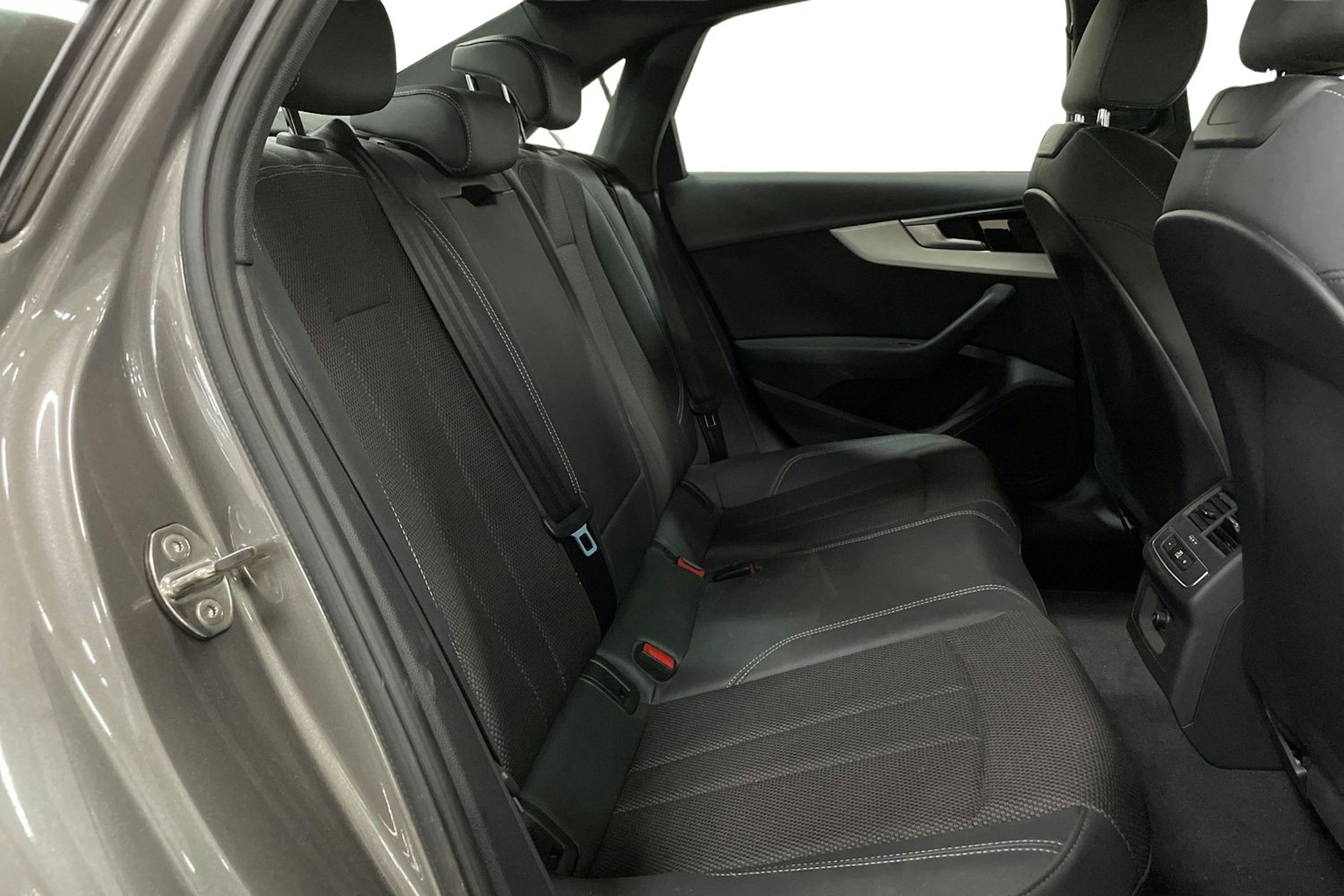 vihreä Audi A4 2021 kuva 10.