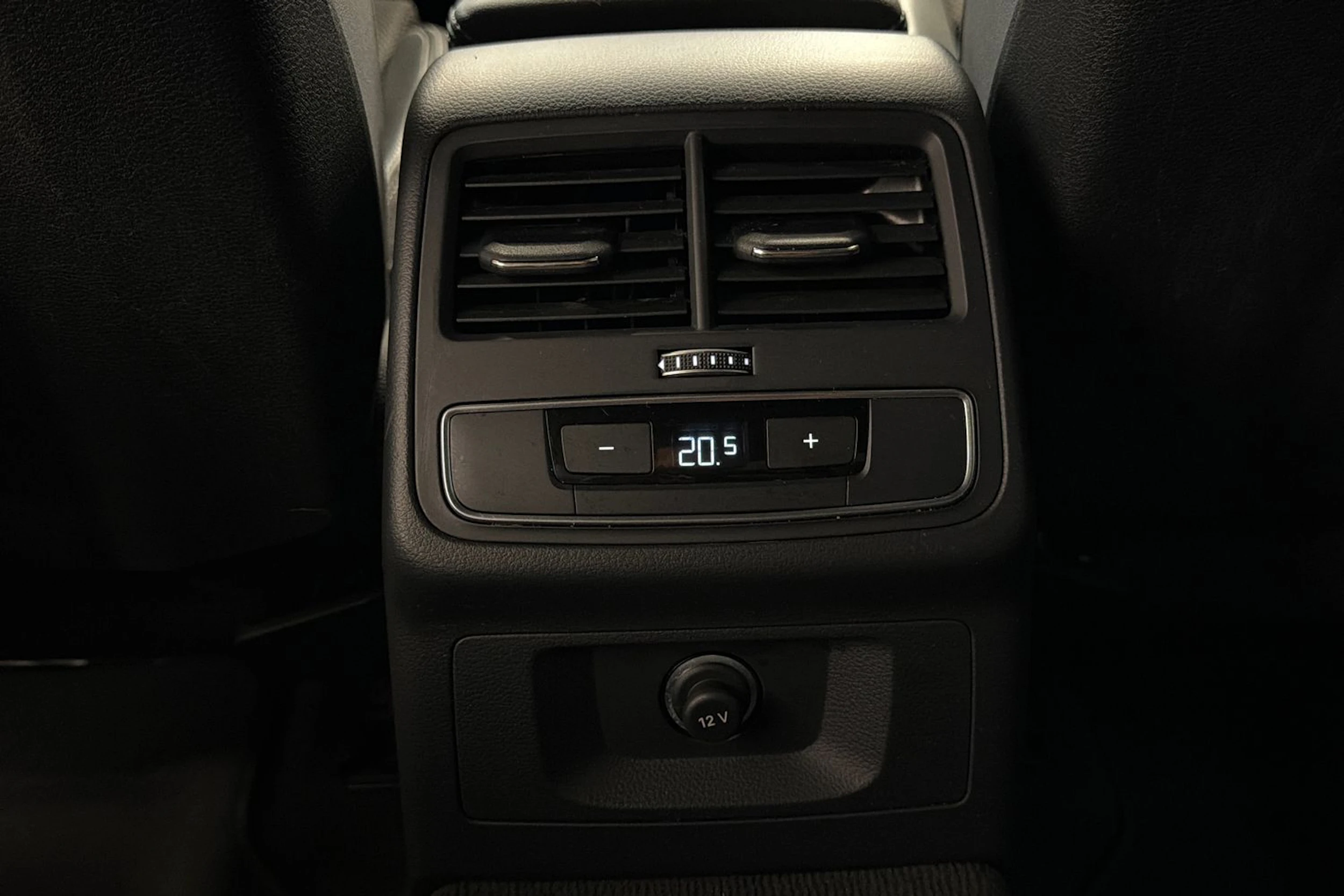 musta Audi A4 2021 kuva 16.