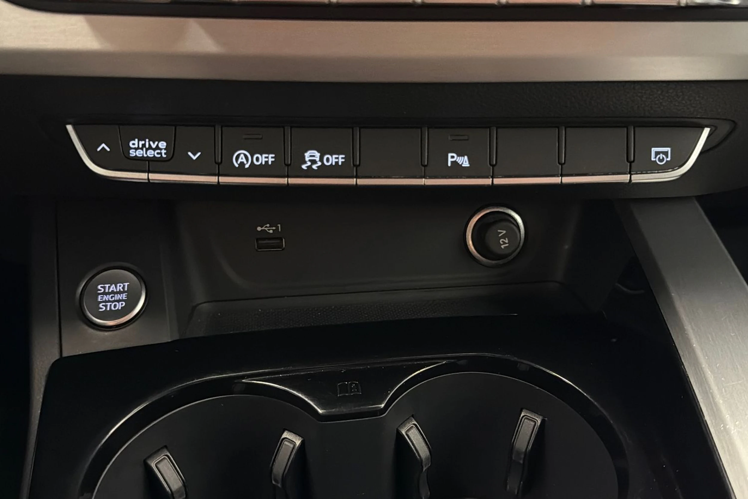 musta Audi A4 2021 kuva 24.
