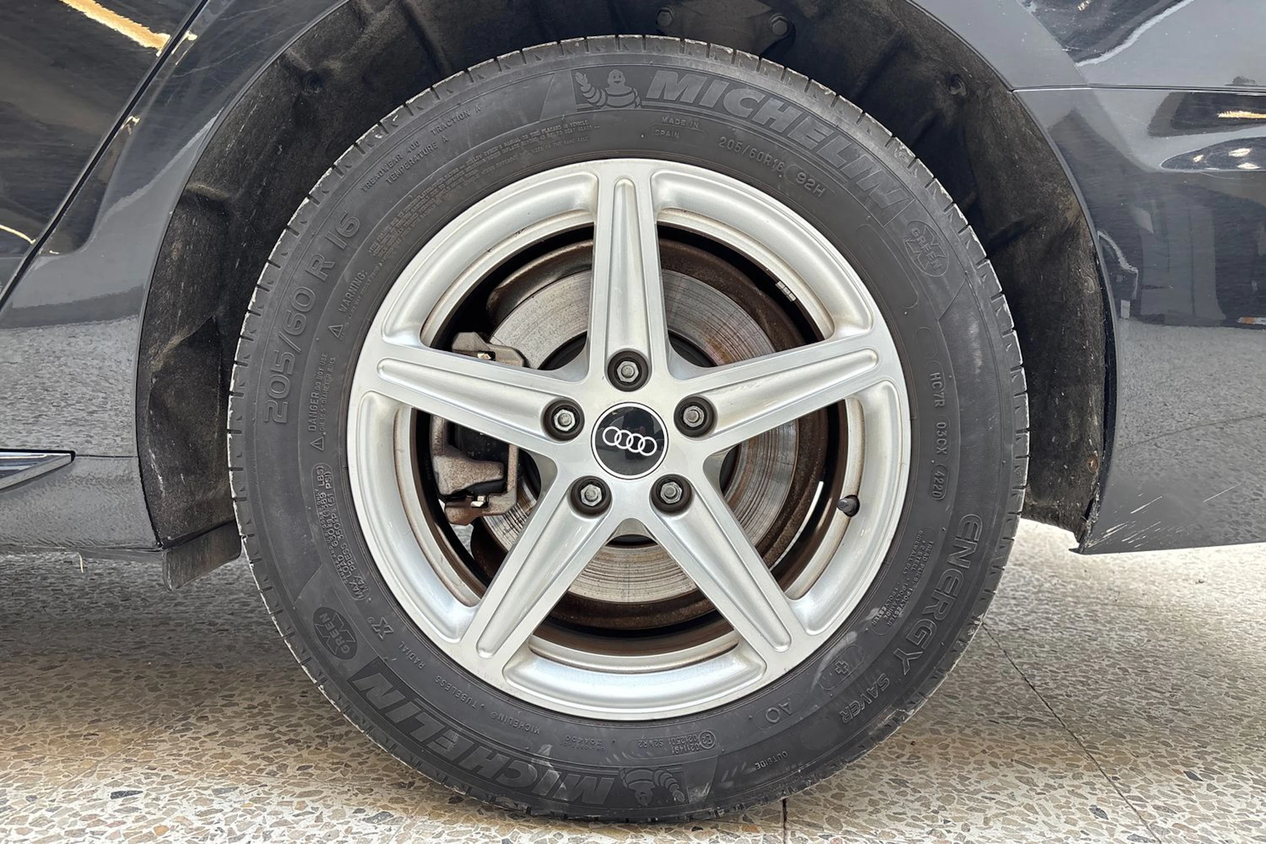 Musta Audi A4 2021 kuva 13.