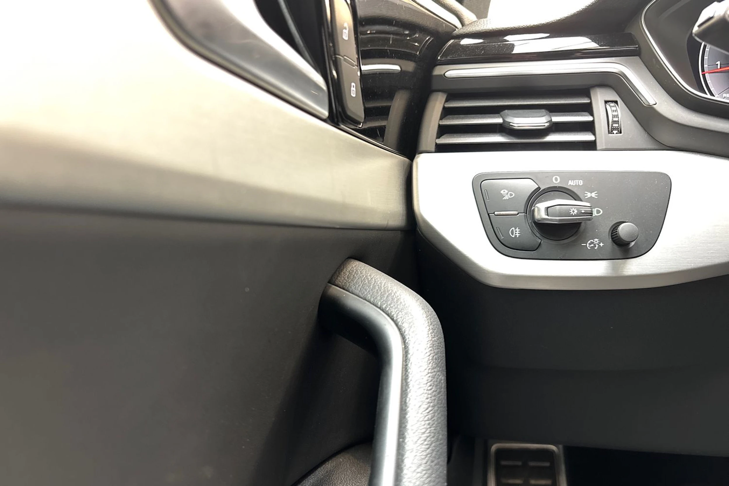 Musta Audi A4 2021 kuva 18.