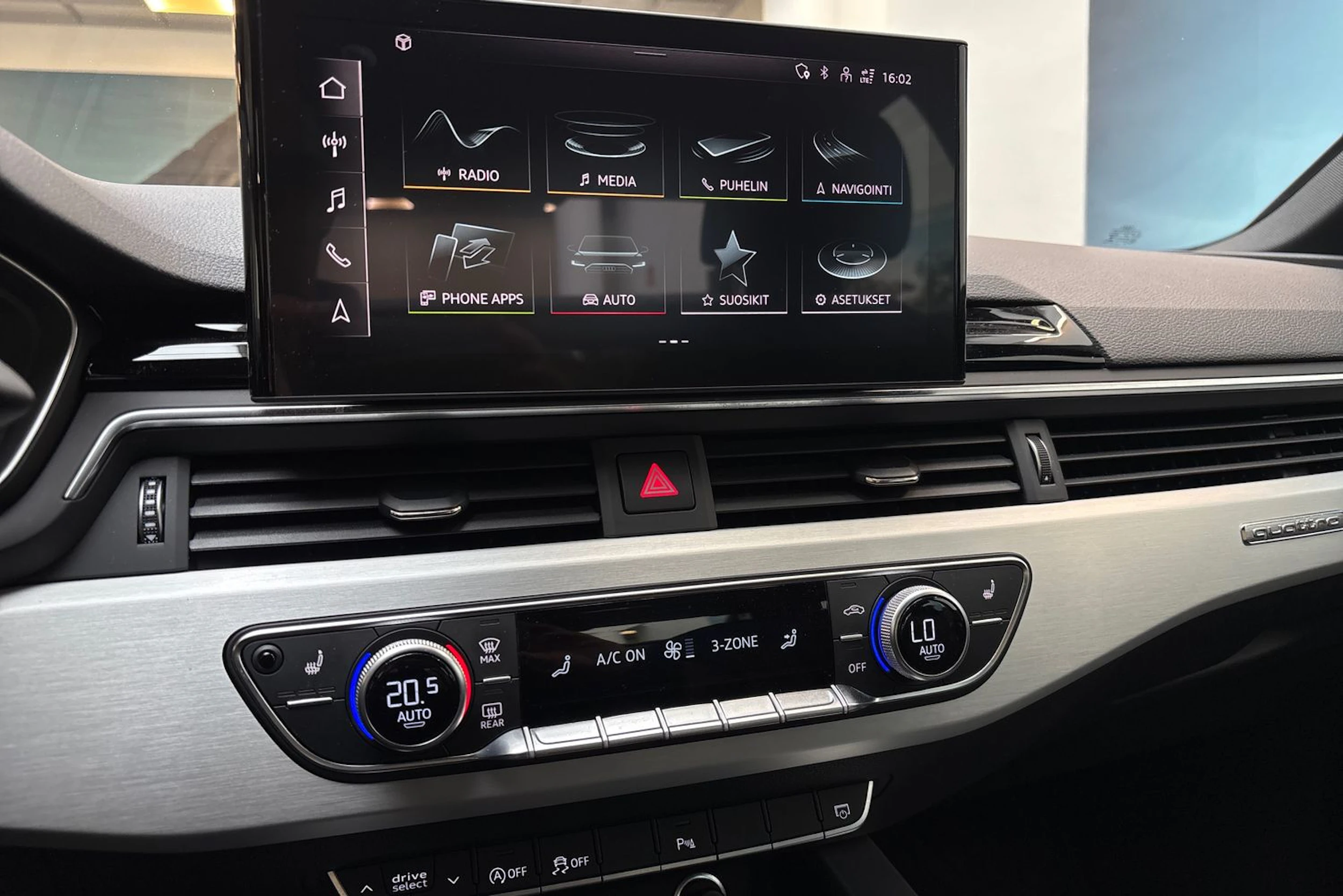 Musta Audi A4 2021 kuva 21.