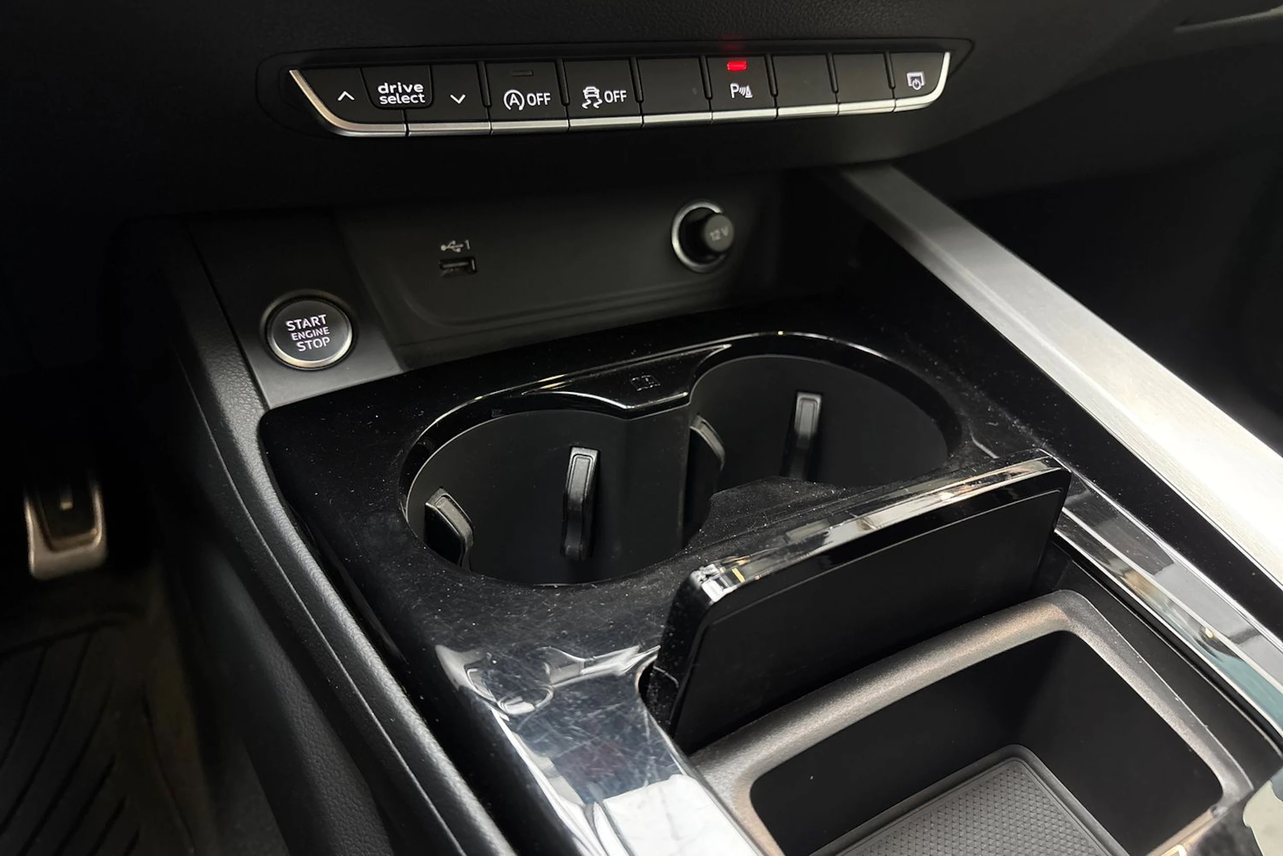 Musta Audi A4 2021 kuva 22.