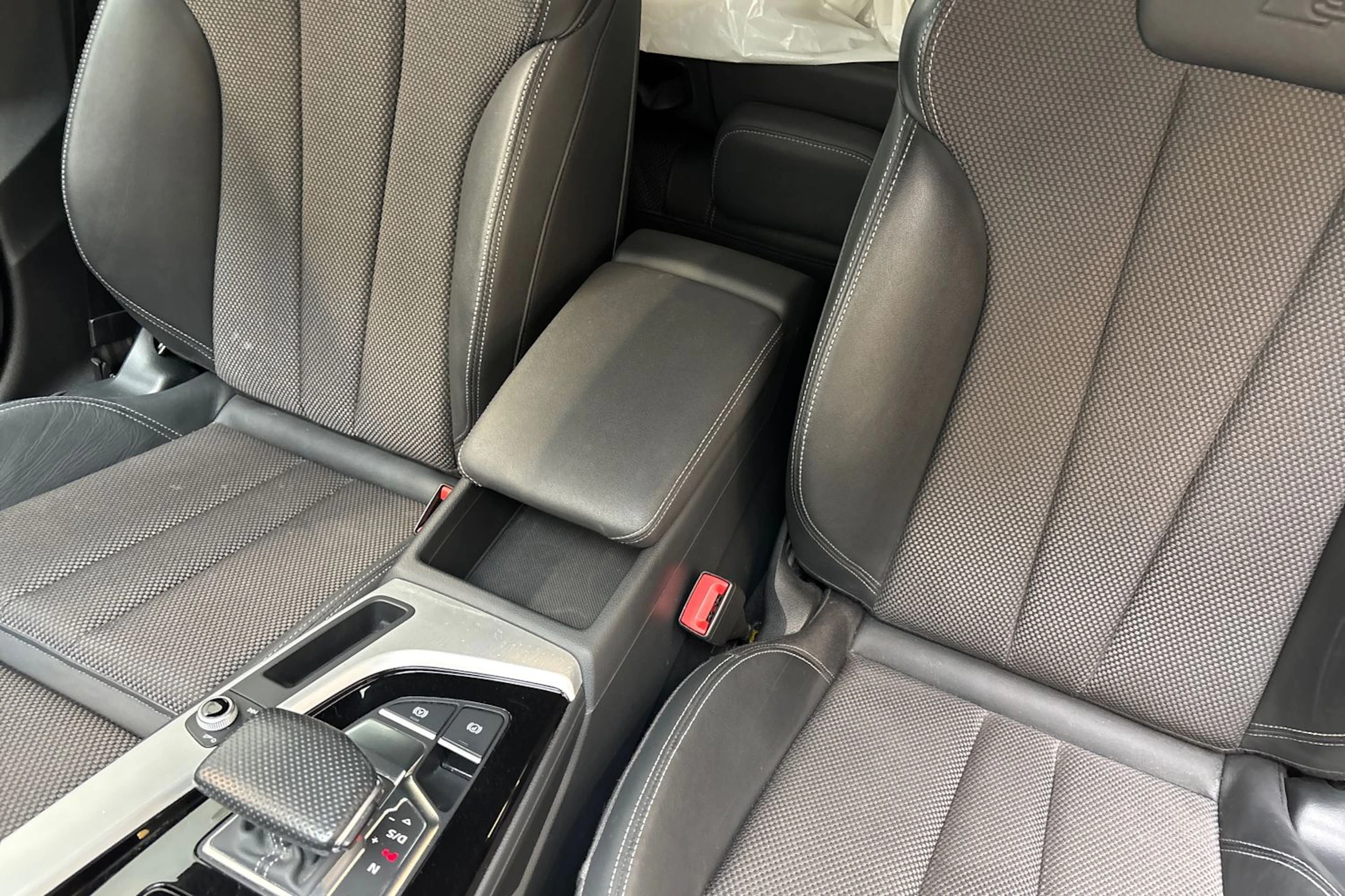 Musta Audi A4 2021 kuva 24.