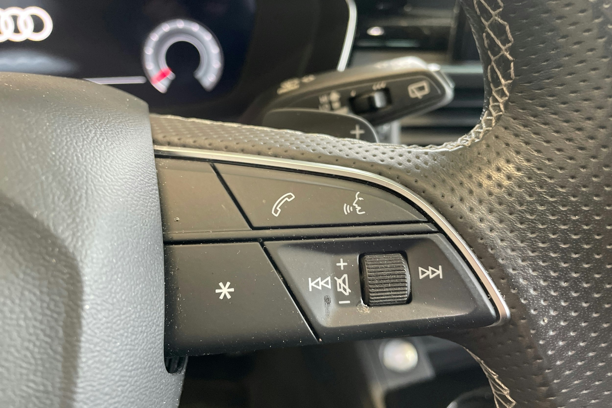 musta Audi A4 2021 kuva 16.