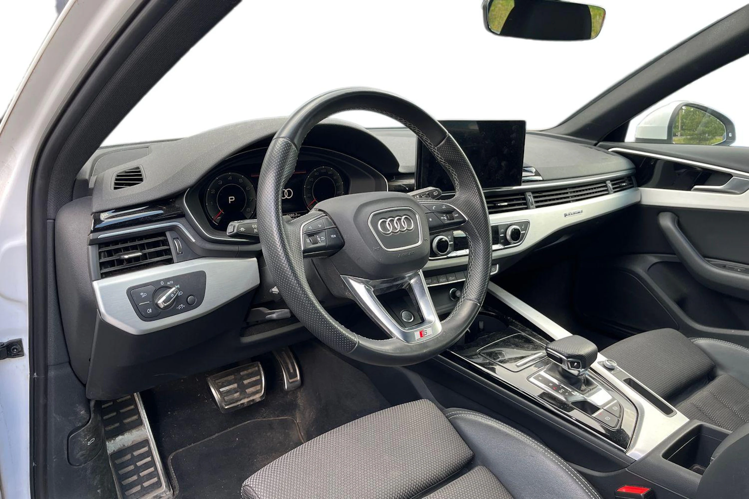 valkoinen Audi A4 2021 kuva 3.