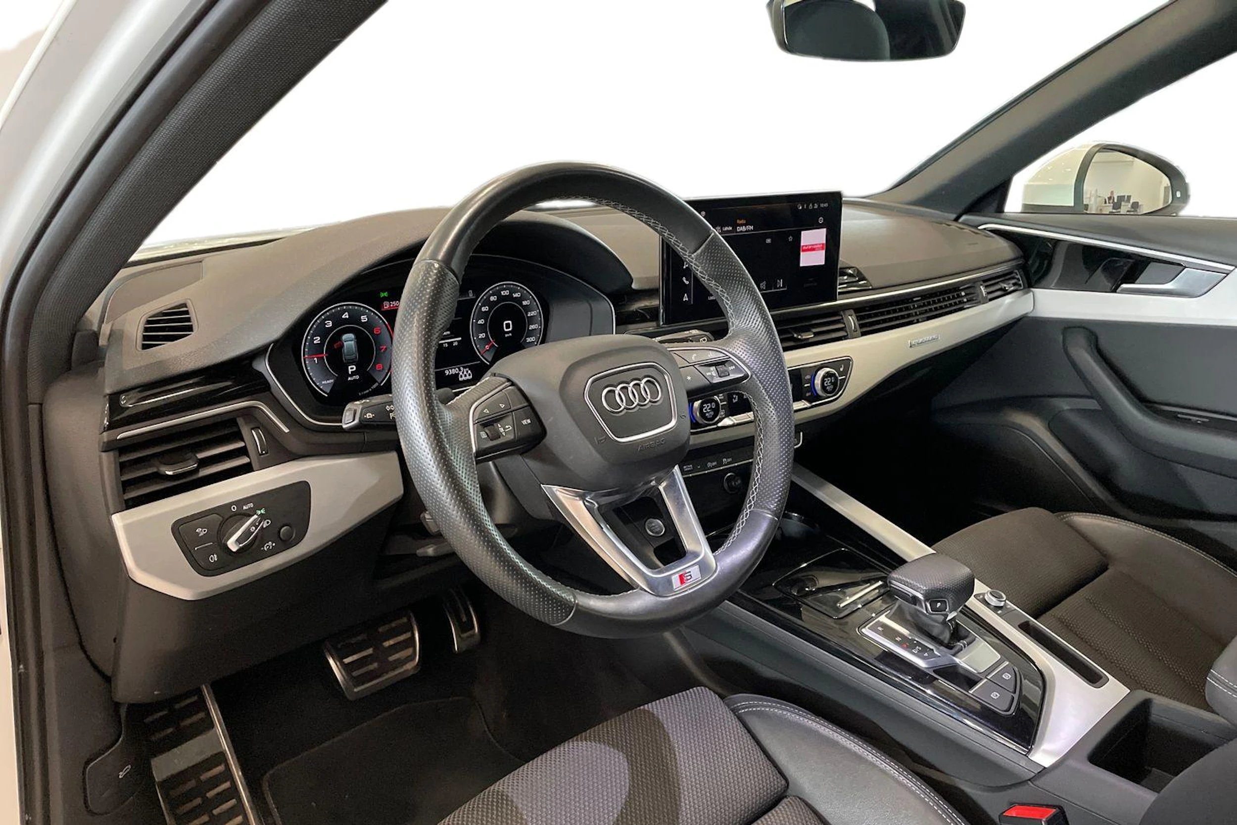 valkoinen Audi A4 2021 kuva 6.