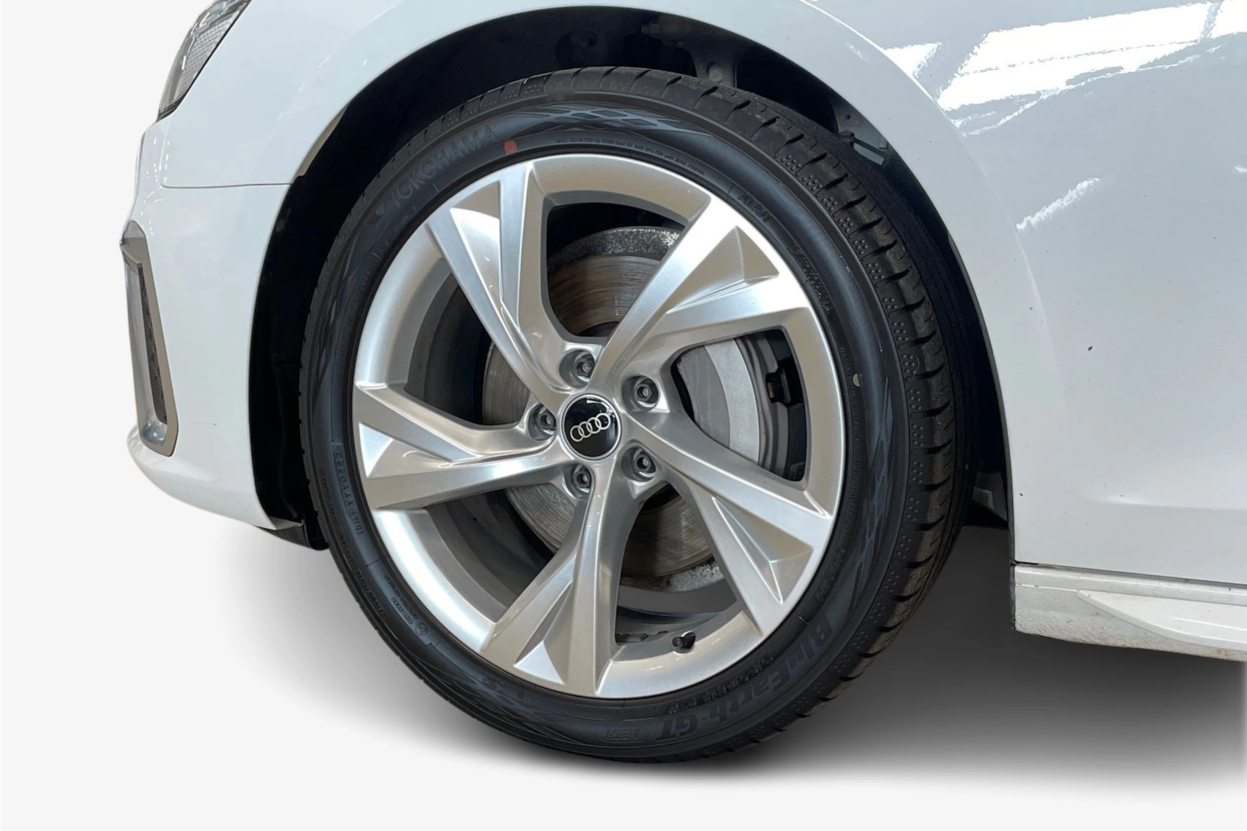 valkoinen Audi A4 2021 kuva 9.