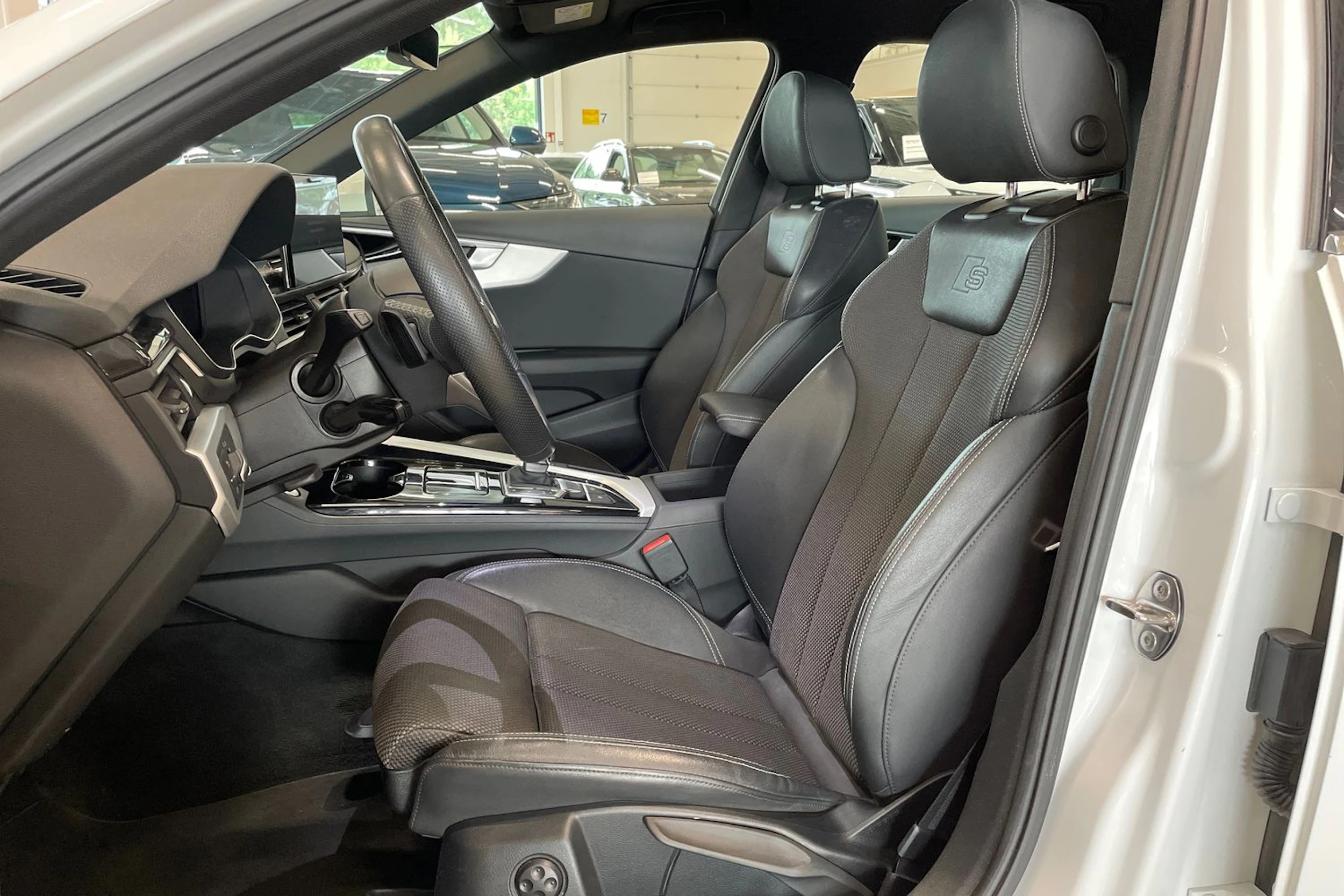 valkoinen Audi A4 2021 kuva 11.