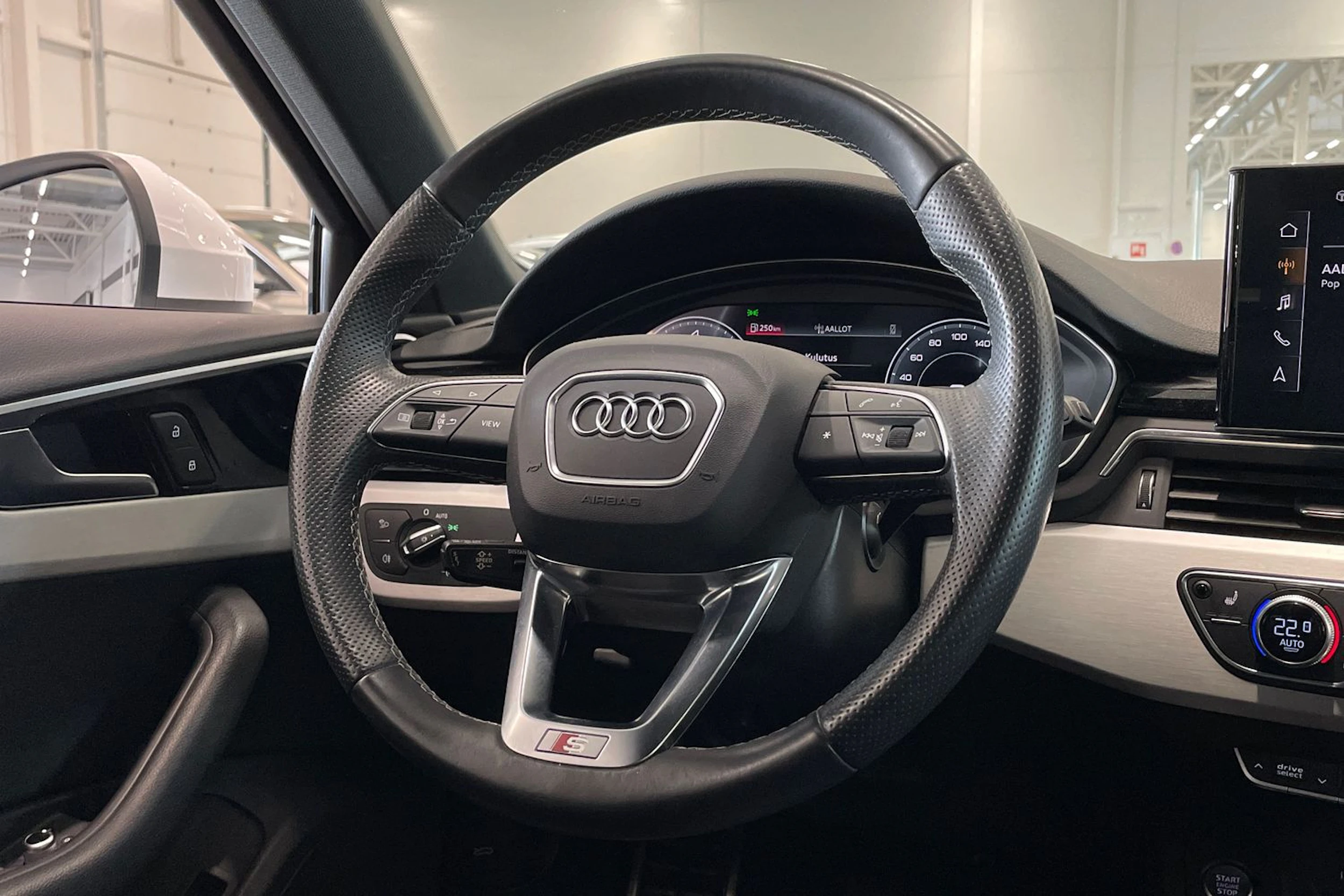 valkoinen Audi A4 2021 kuva 12.