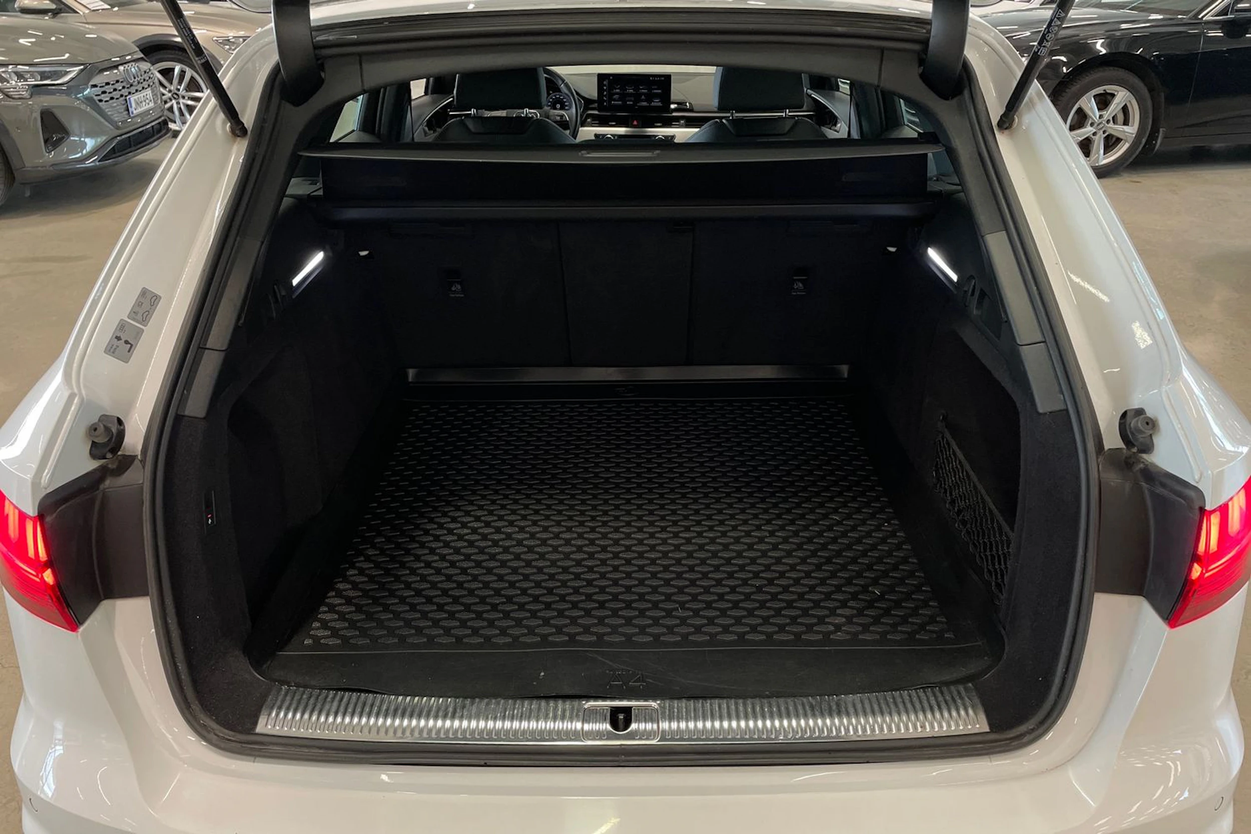valkoinen Audi A4 2021 kuva 28.