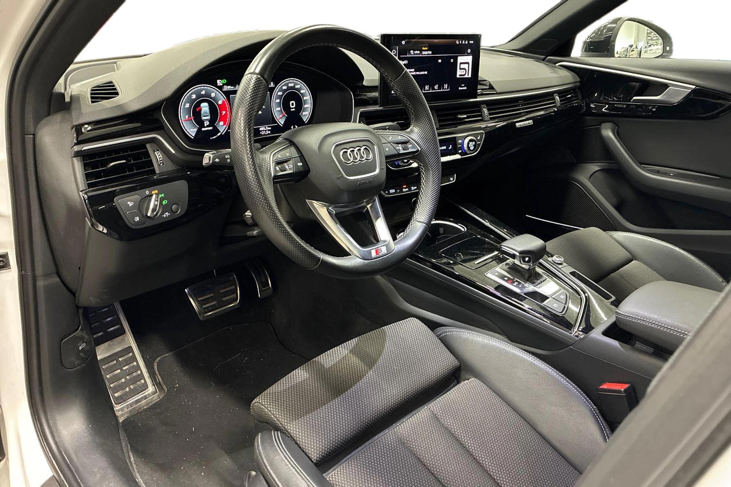 valkoinen Audi A4 2021 kuva 3.