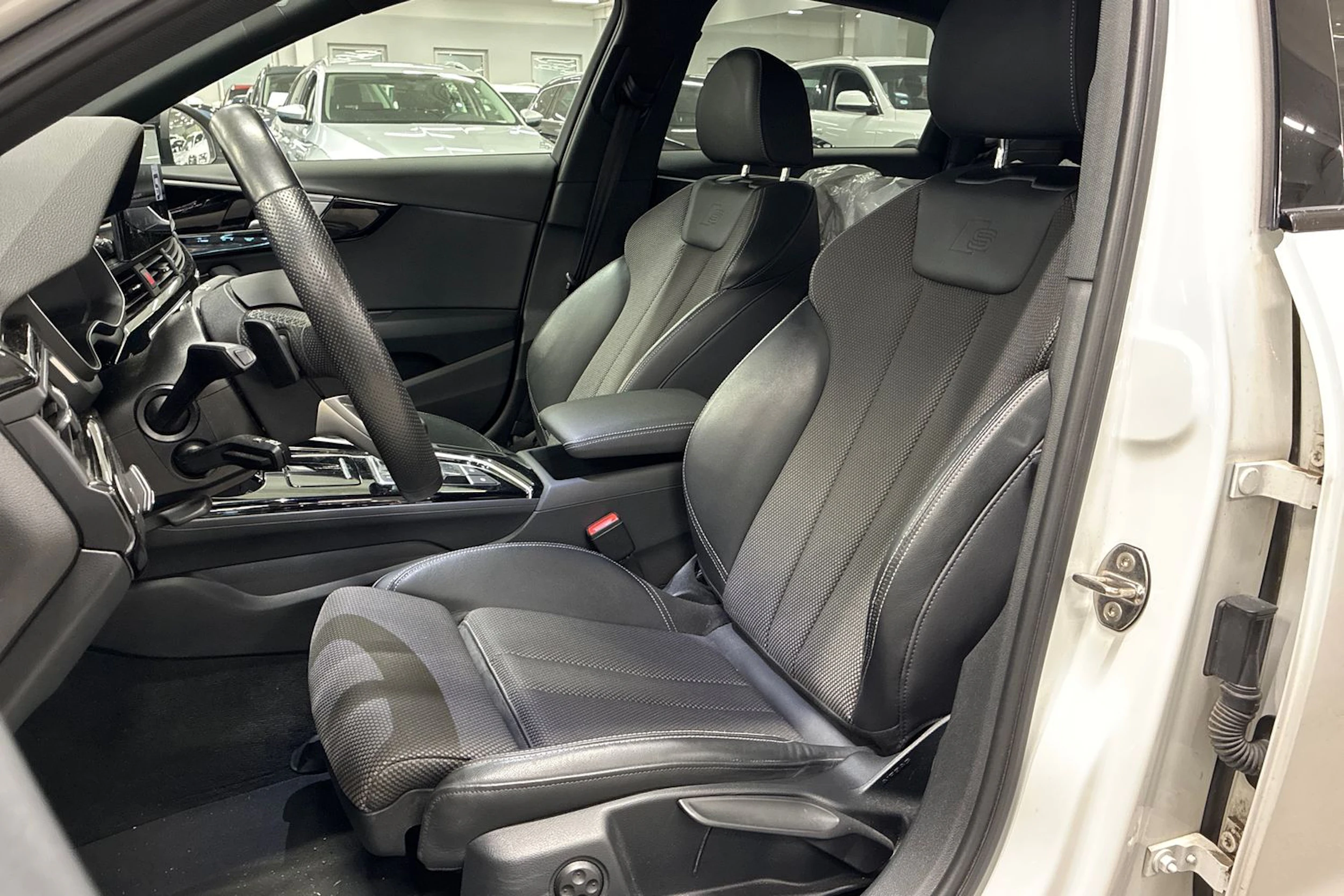 valkoinen Audi A4 2021 kuva 4.