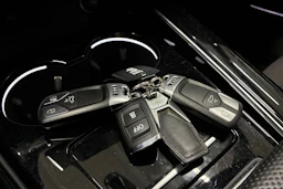 valkoinen Audi A4 2021 kuva 8.