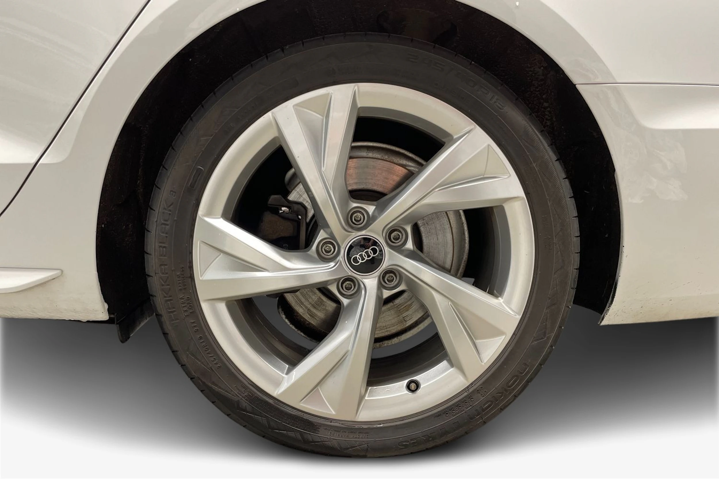 valkoinen Audi A4 2021 kuva 9.