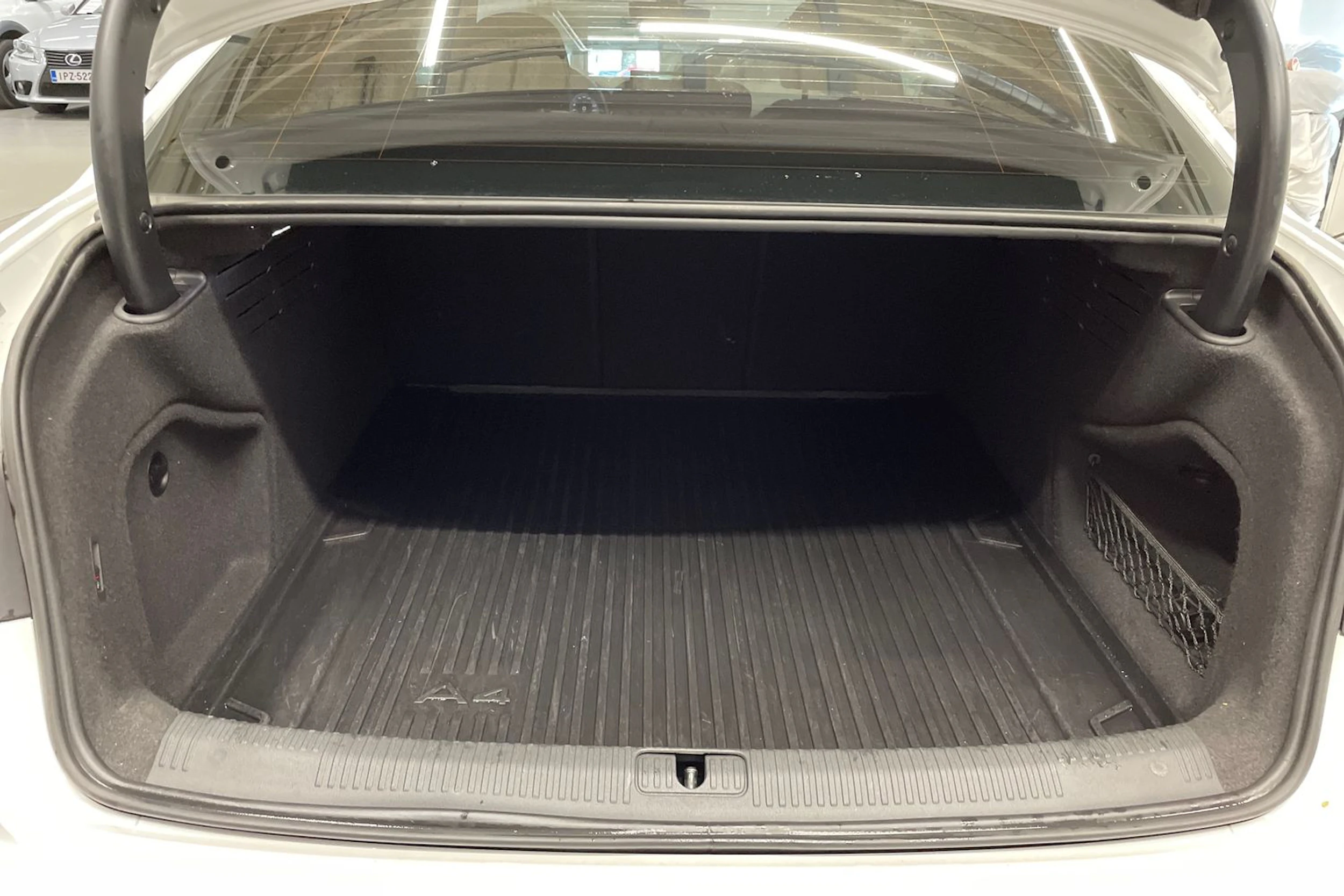 valkoinen Audi A4 2021 kuva 12.