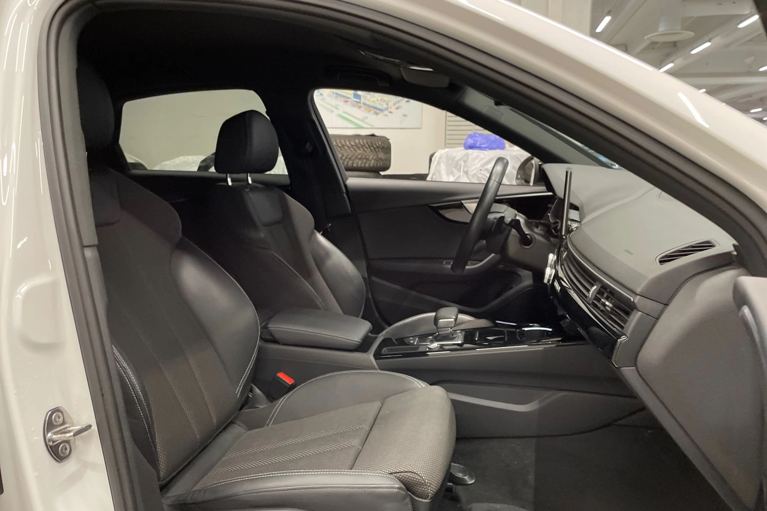 valkoinen Audi A4 2021 kuva 29.