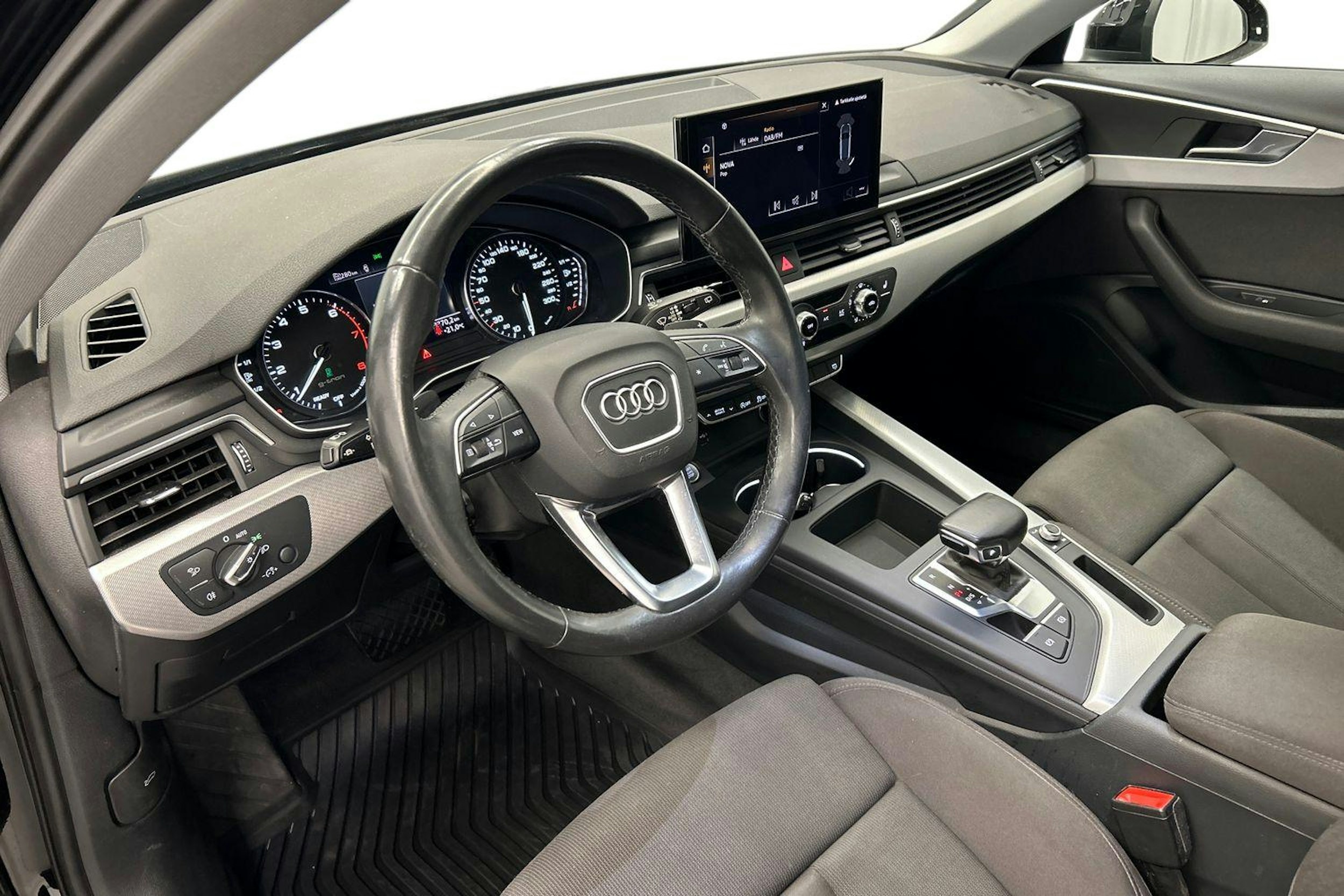 musta Audi A4 2021 kuva 7.