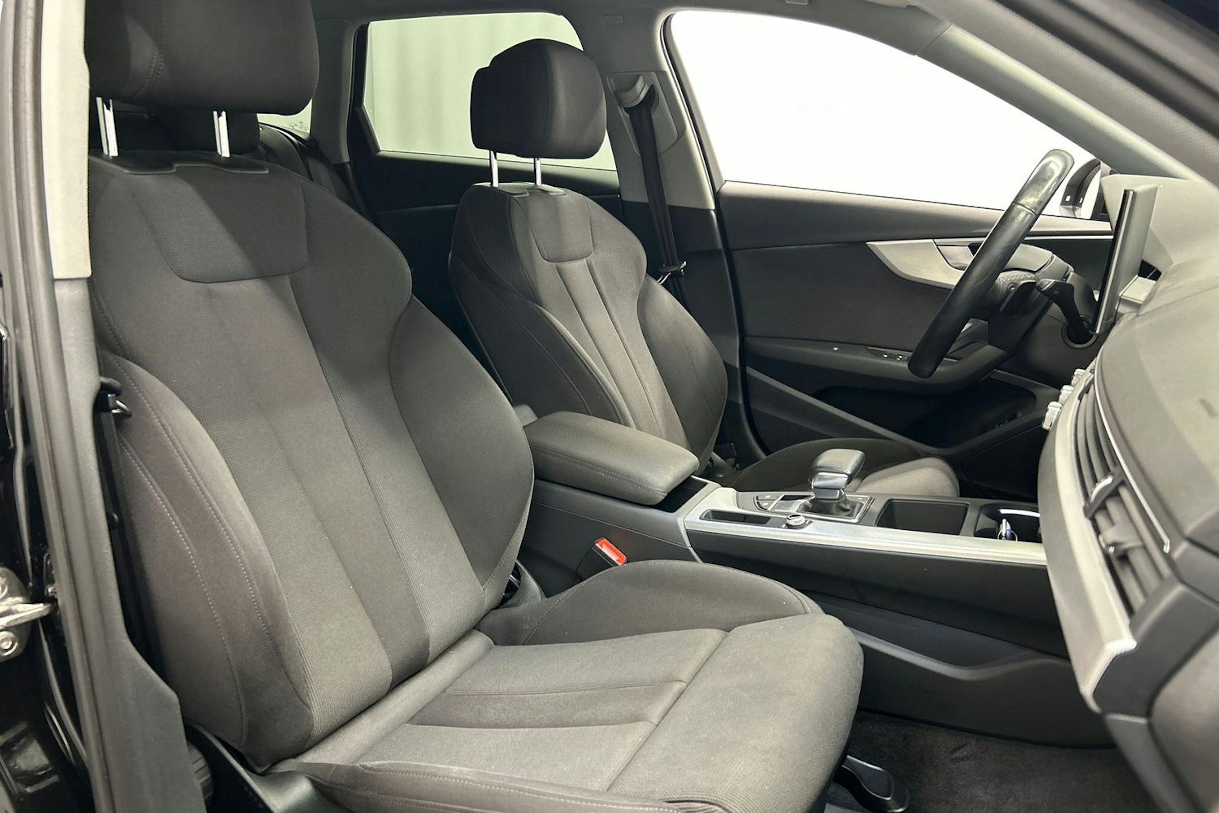 musta Audi A4 2021 kuva 14.