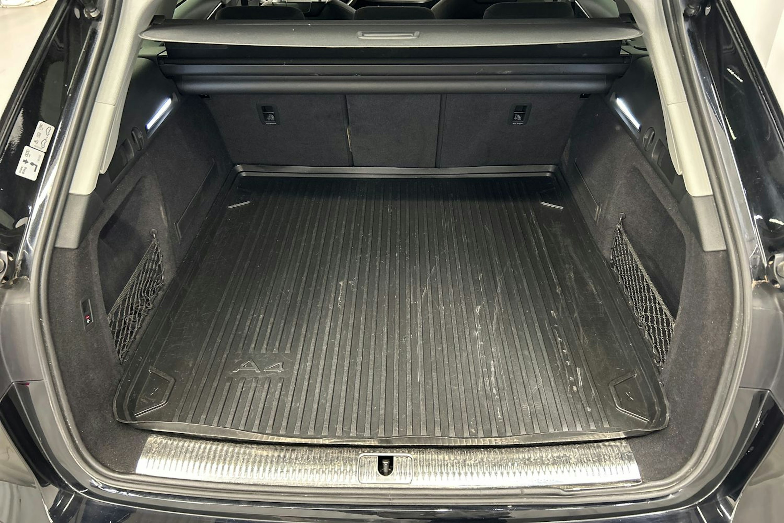 musta Audi A4 2021 kuva 16.