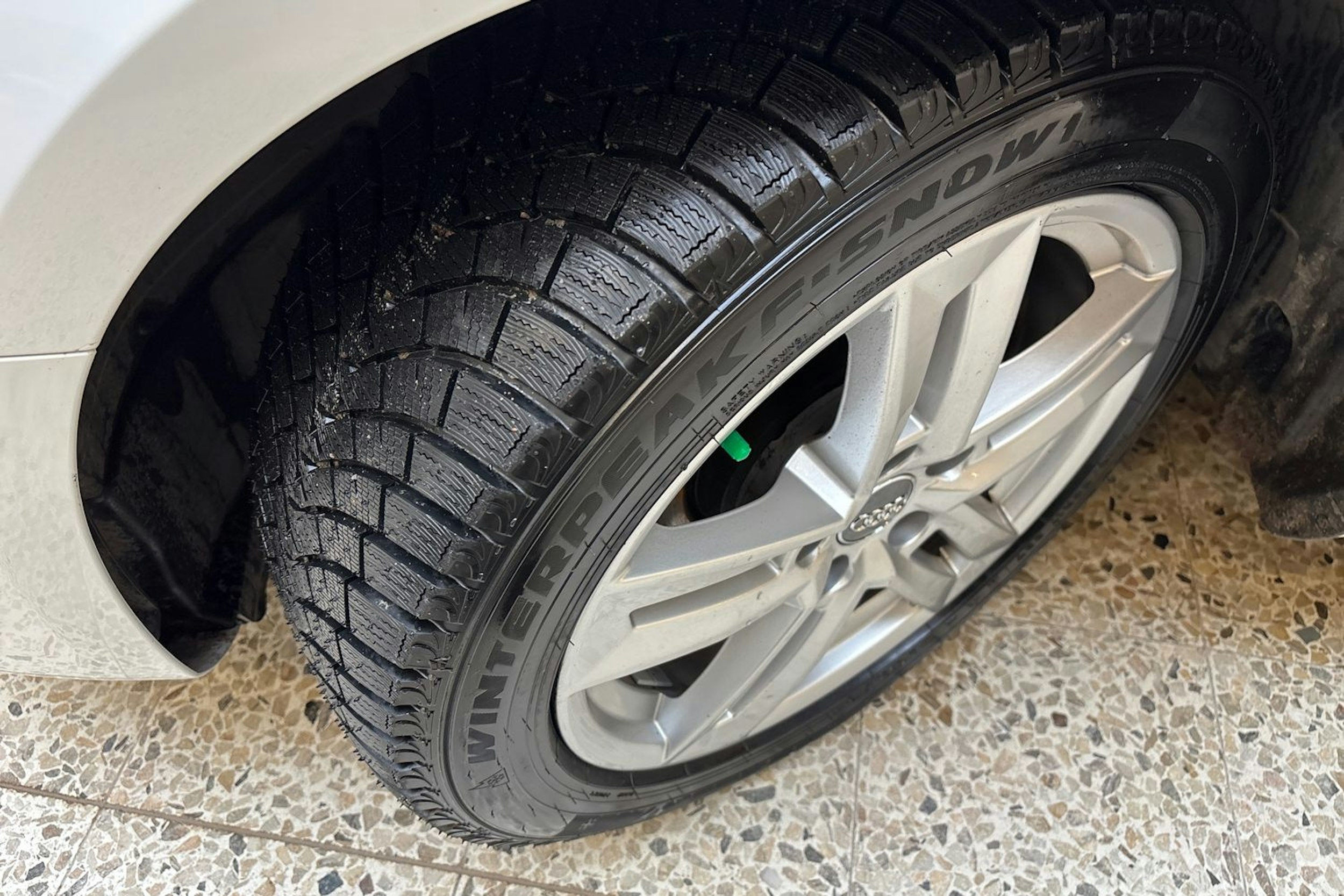 valkoinen Audi A4 2021 kuva 13.