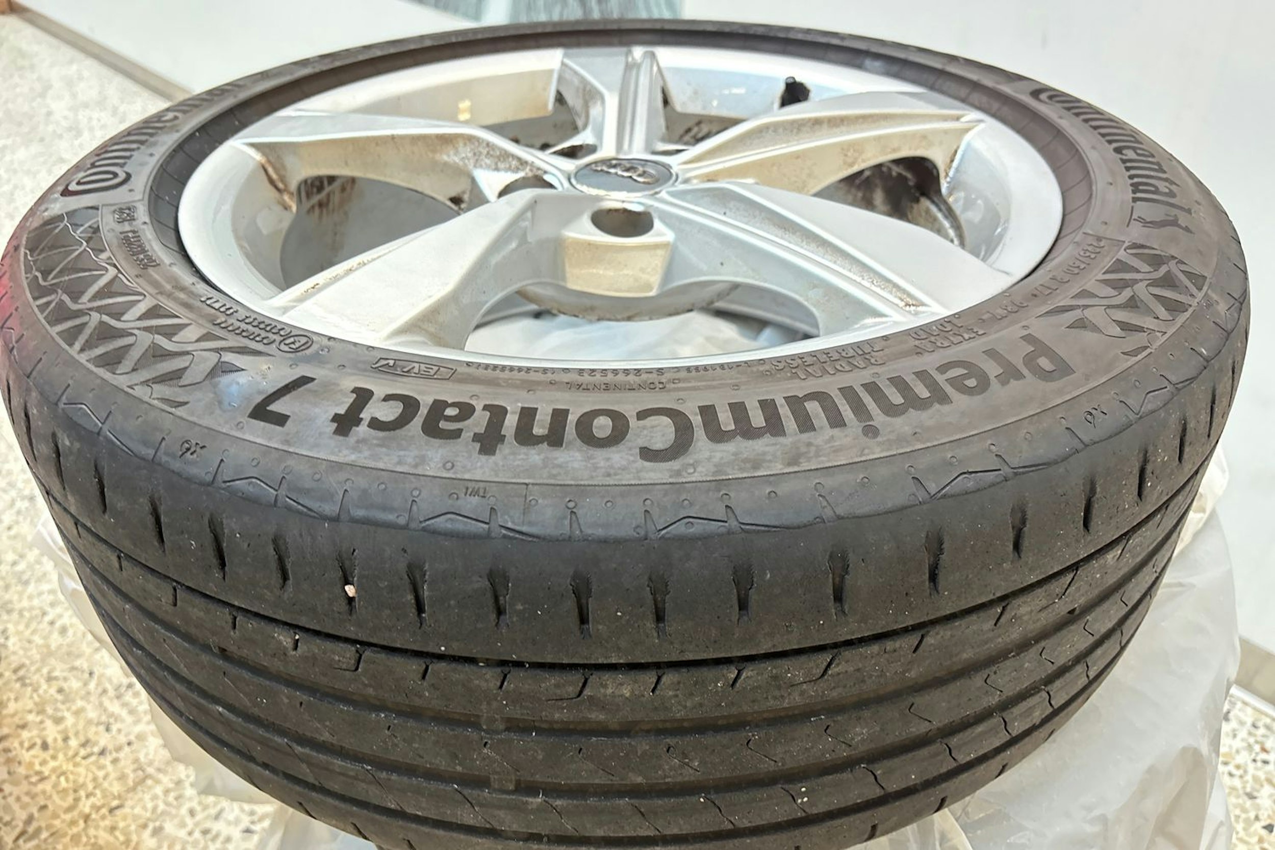 valkoinen Audi A4 2021 kuva 14.