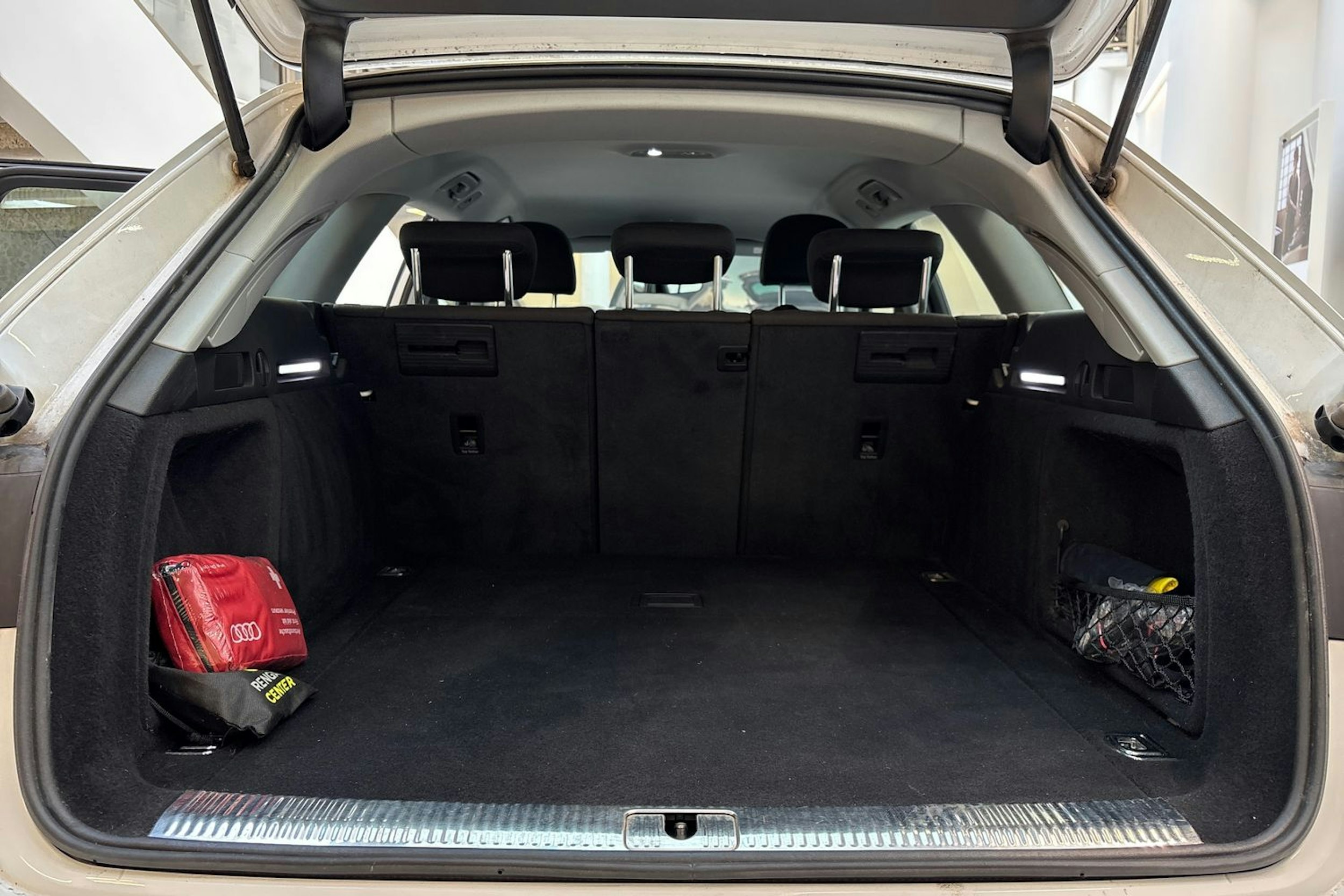 valkoinen Audi A4 2021 kuva 15.