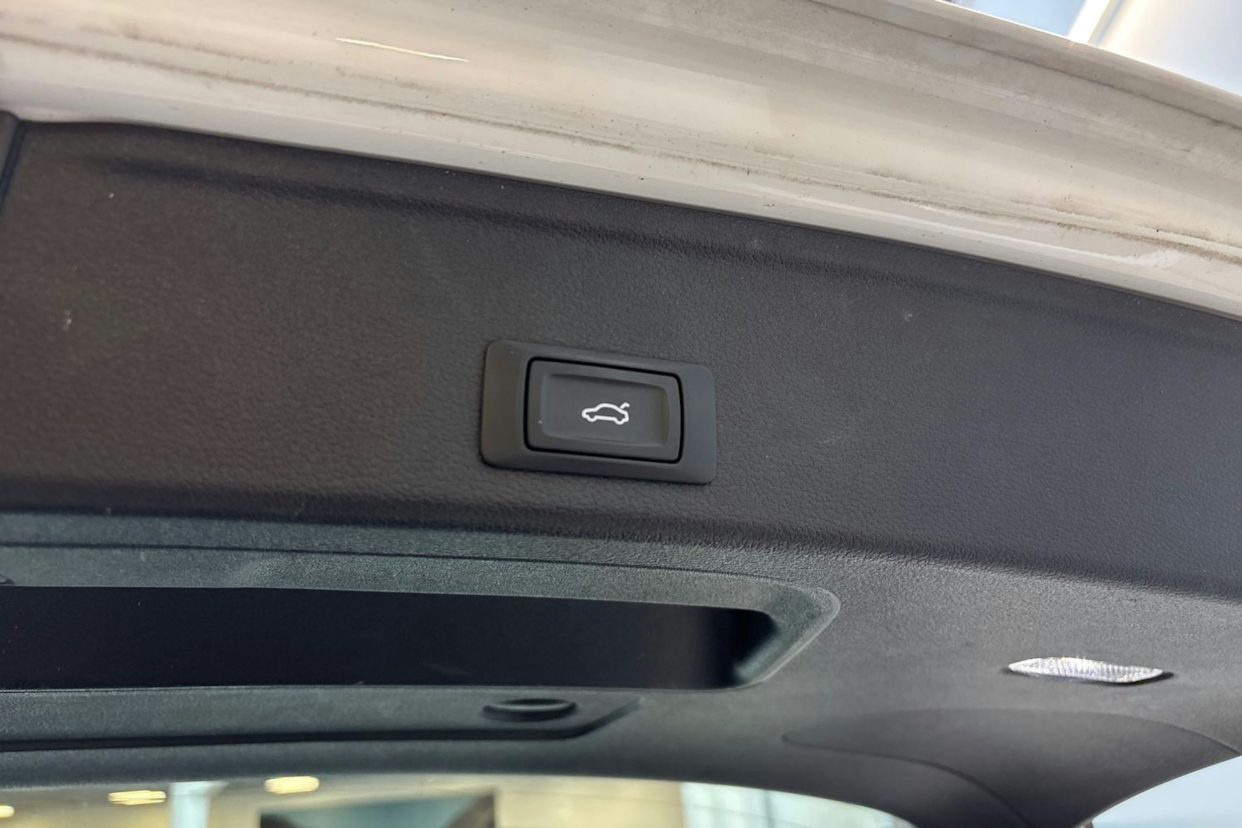 valkoinen Audi A4 2021 kuva 16.