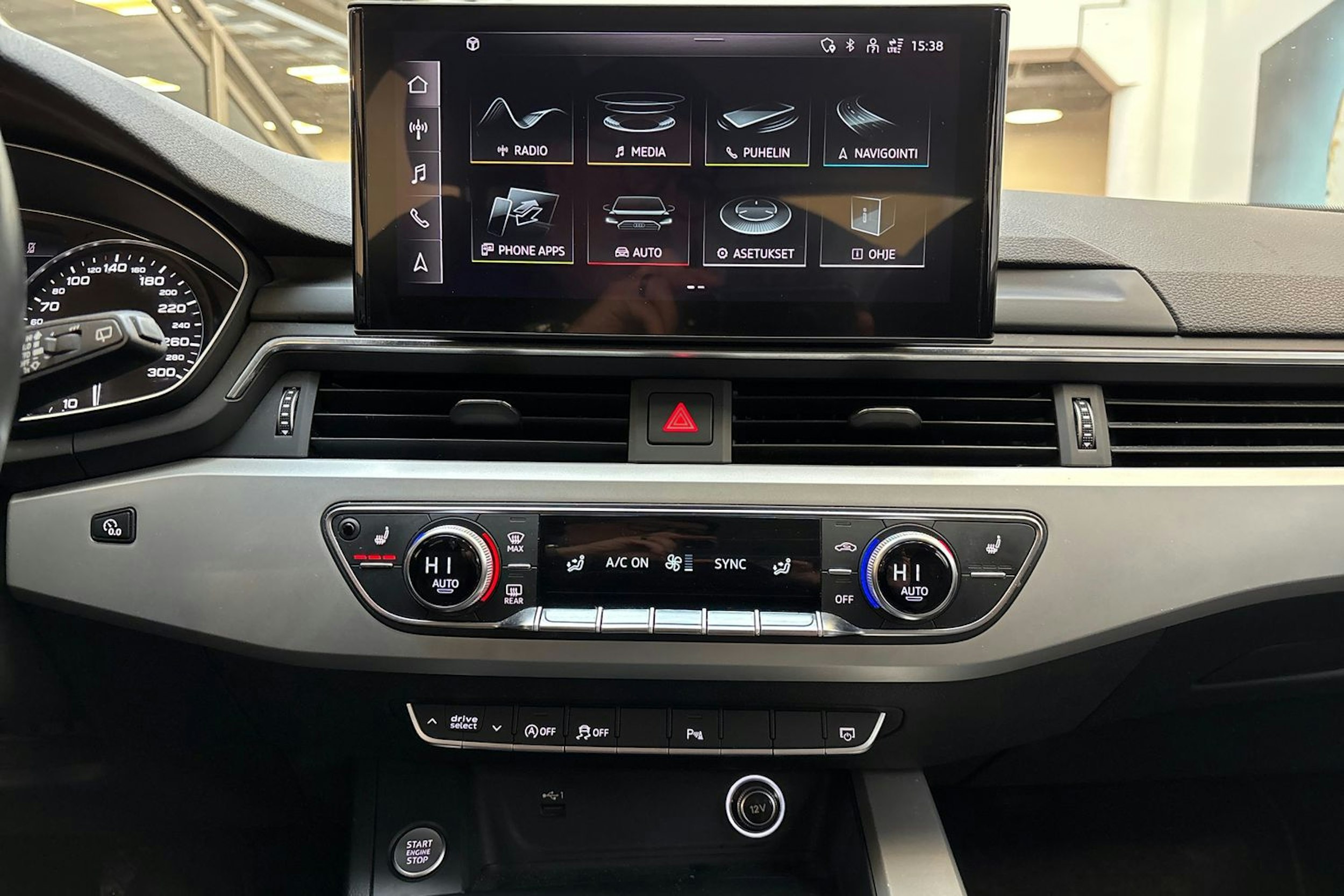 valkoinen Audi A4 2021 kuva 22.