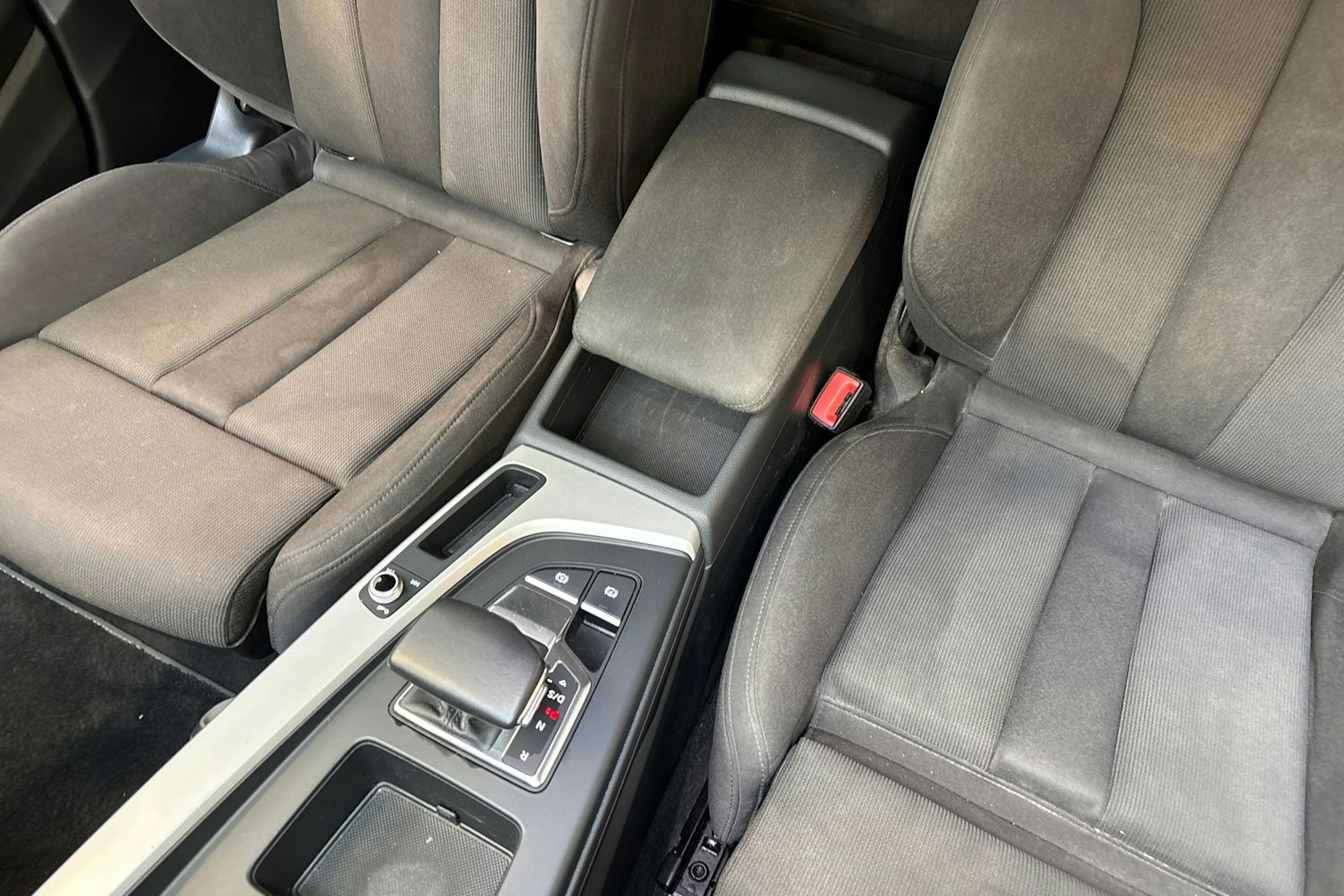 valkoinen Audi A4 2021 kuva 24.