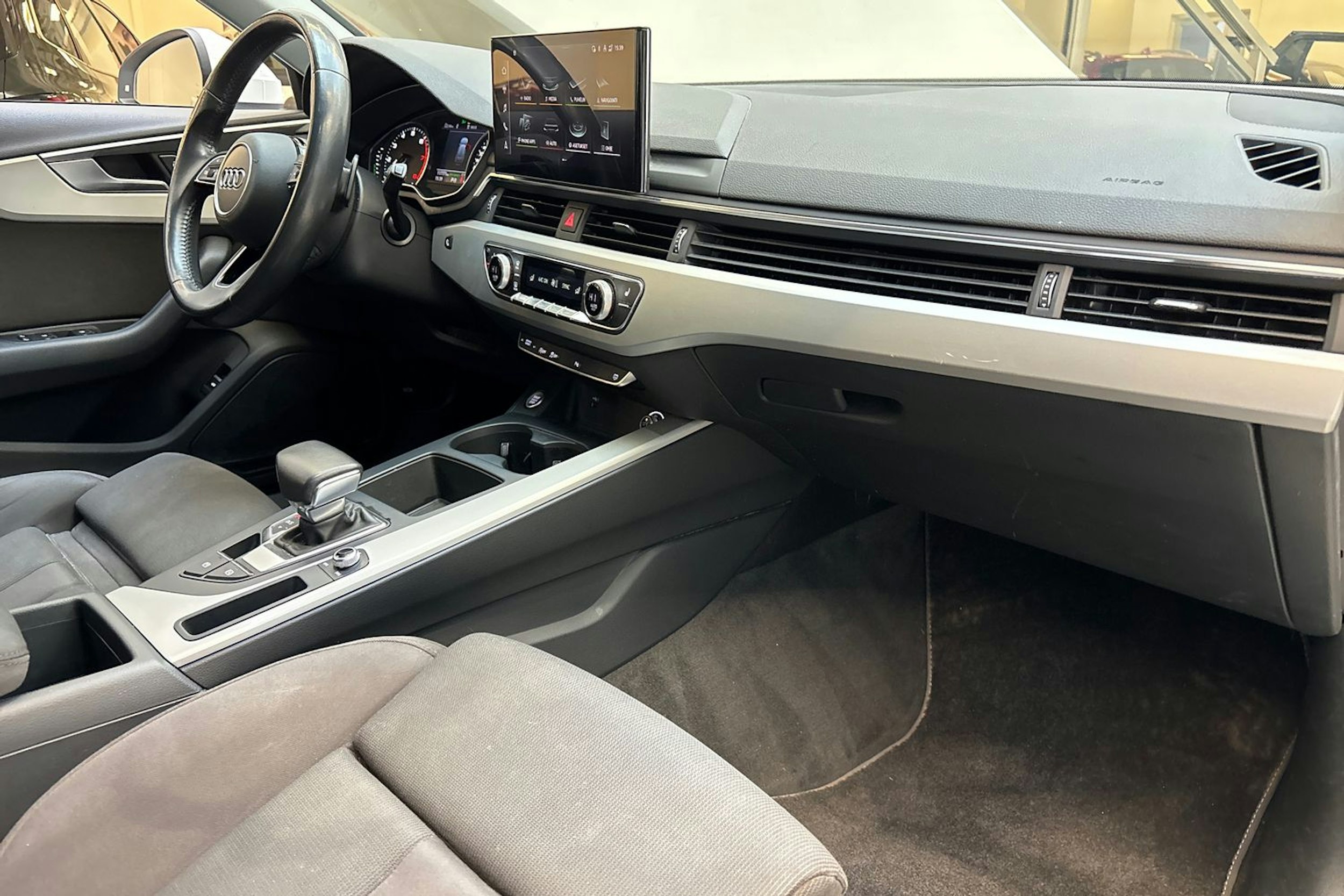 valkoinen Audi A4 2021 kuva 25.