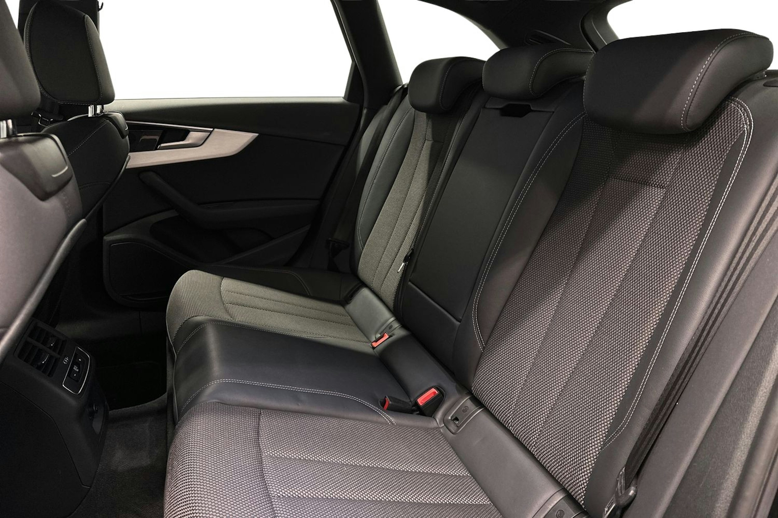 musta Audi A4 2021 kuva 10.