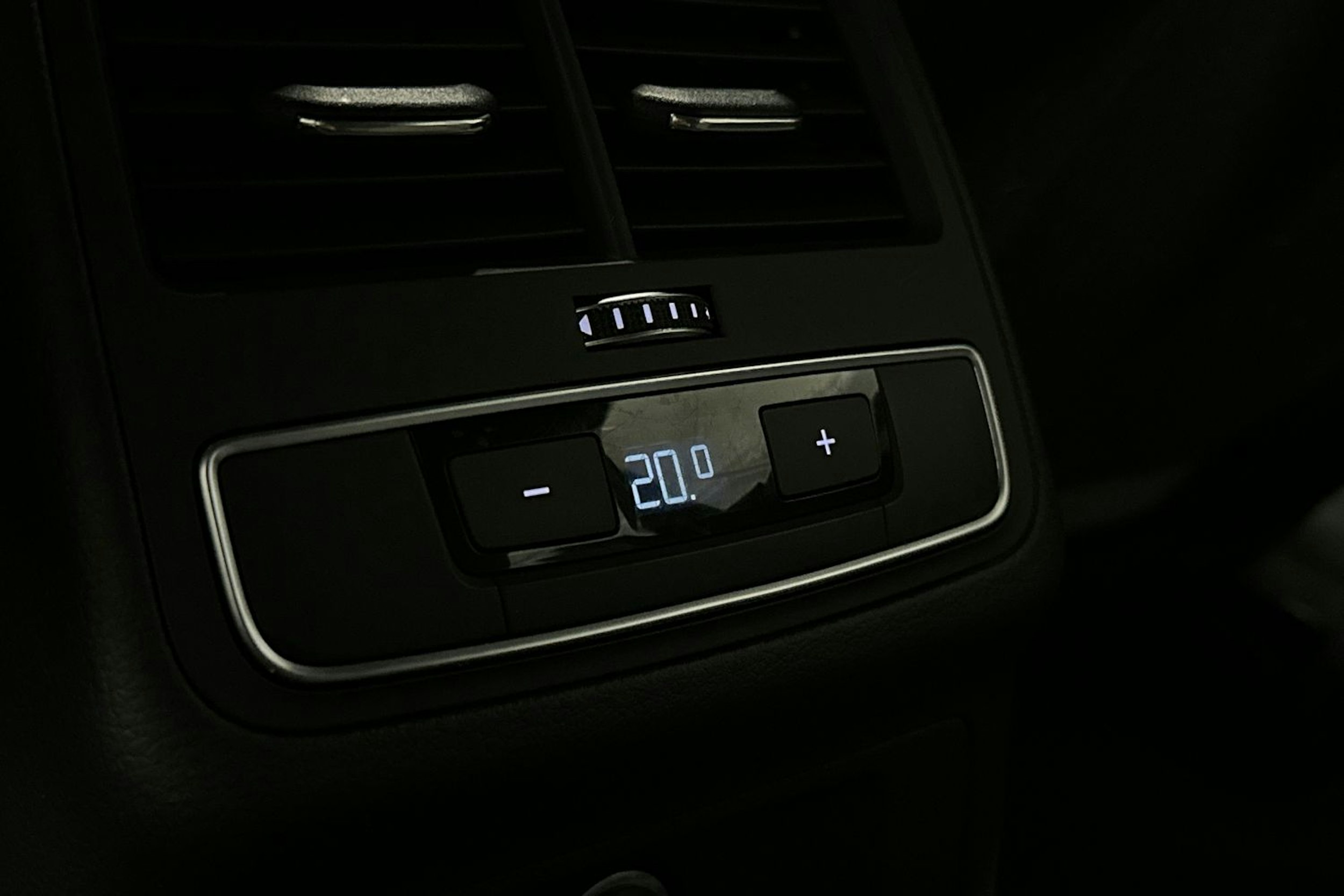 musta Audi A4 2021 kuva 17.