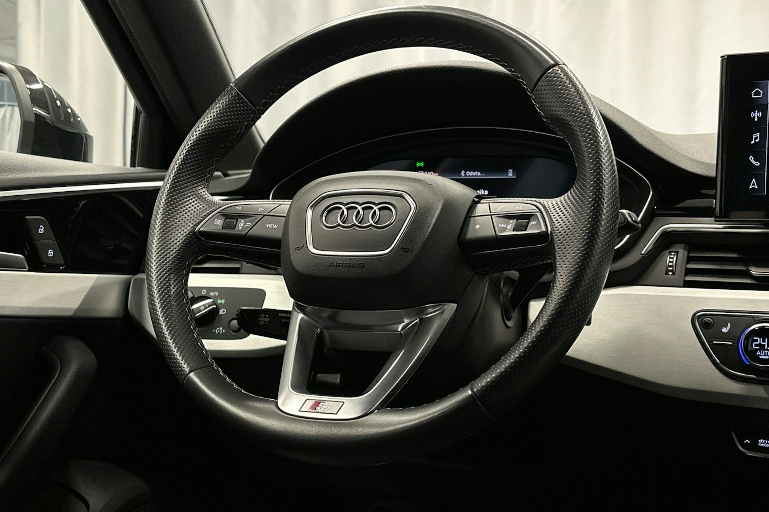 musta Audi A4 2021 kuva 18.