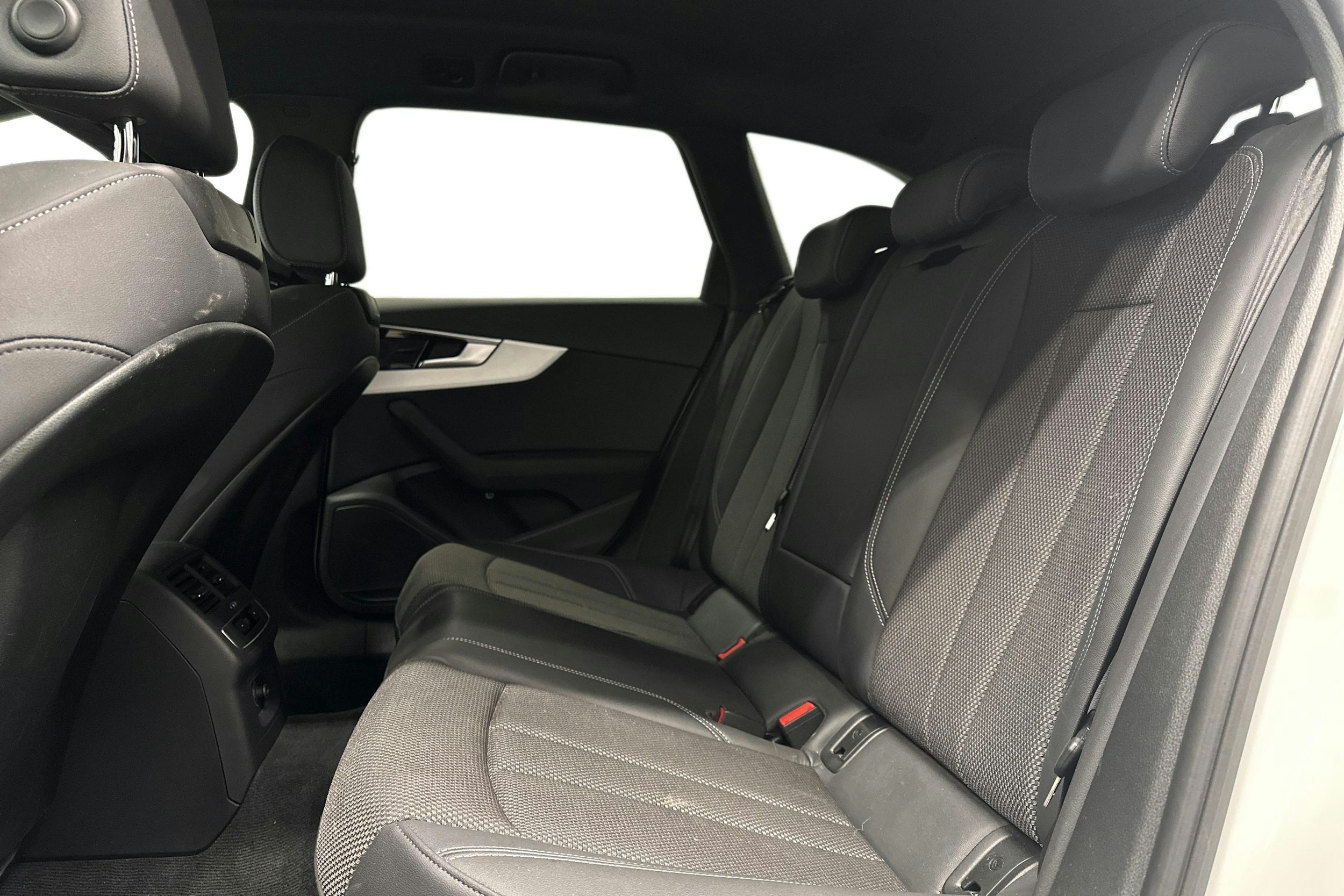 valkoinen Audi A4 2021 kuva 10.