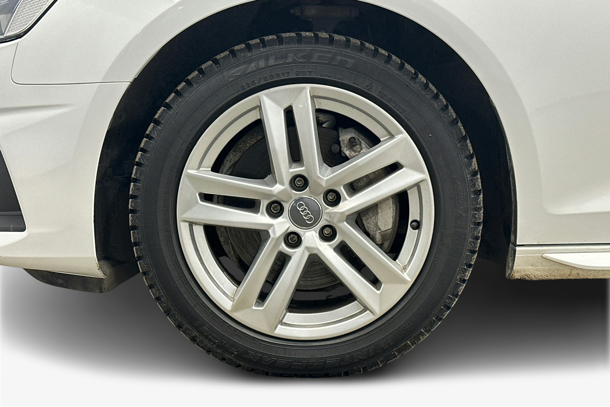 valkoinen Audi A4 2021 kuva 11.