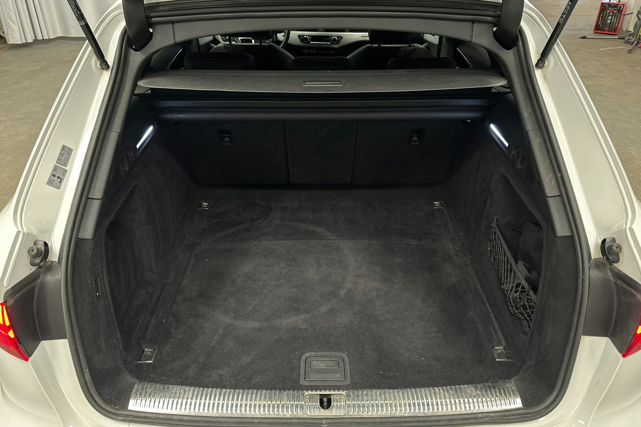 valkoinen Audi A4 2021 kuva 14.