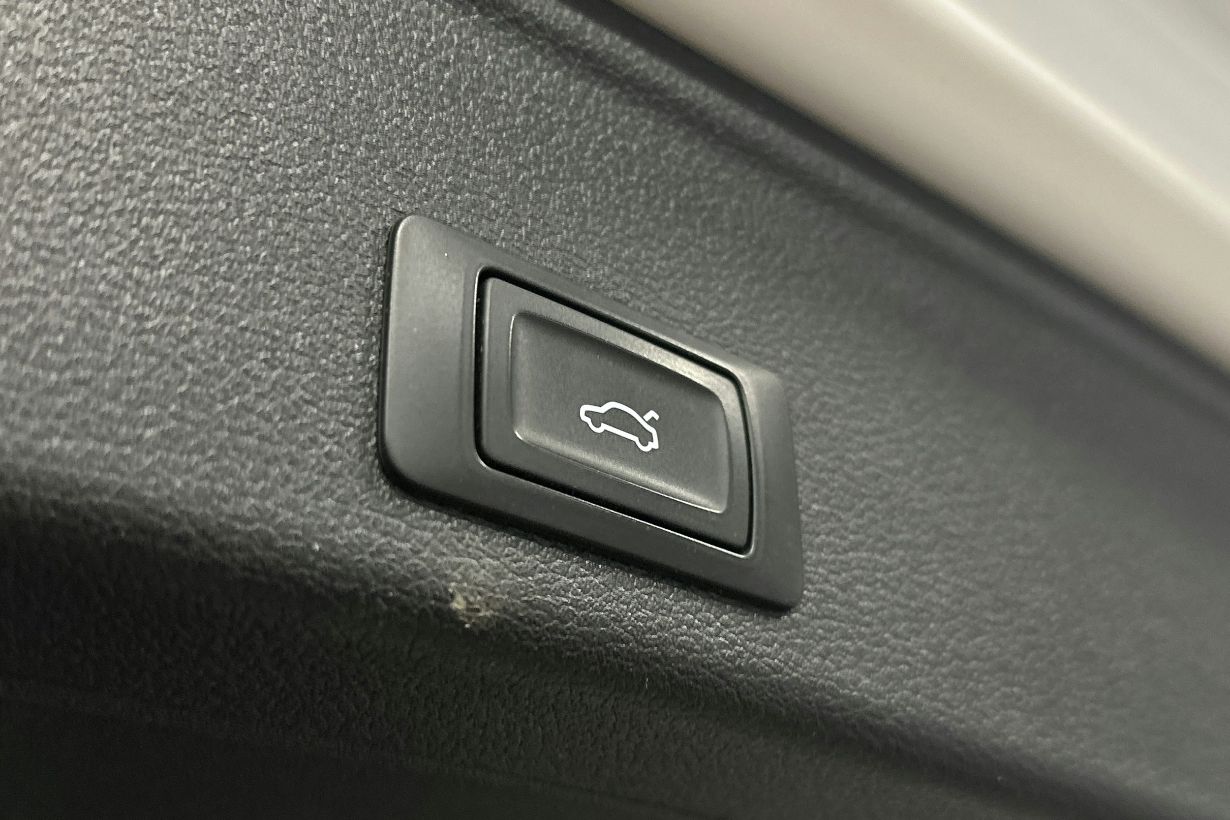 valkoinen Audi A4 2021 kuva 15.