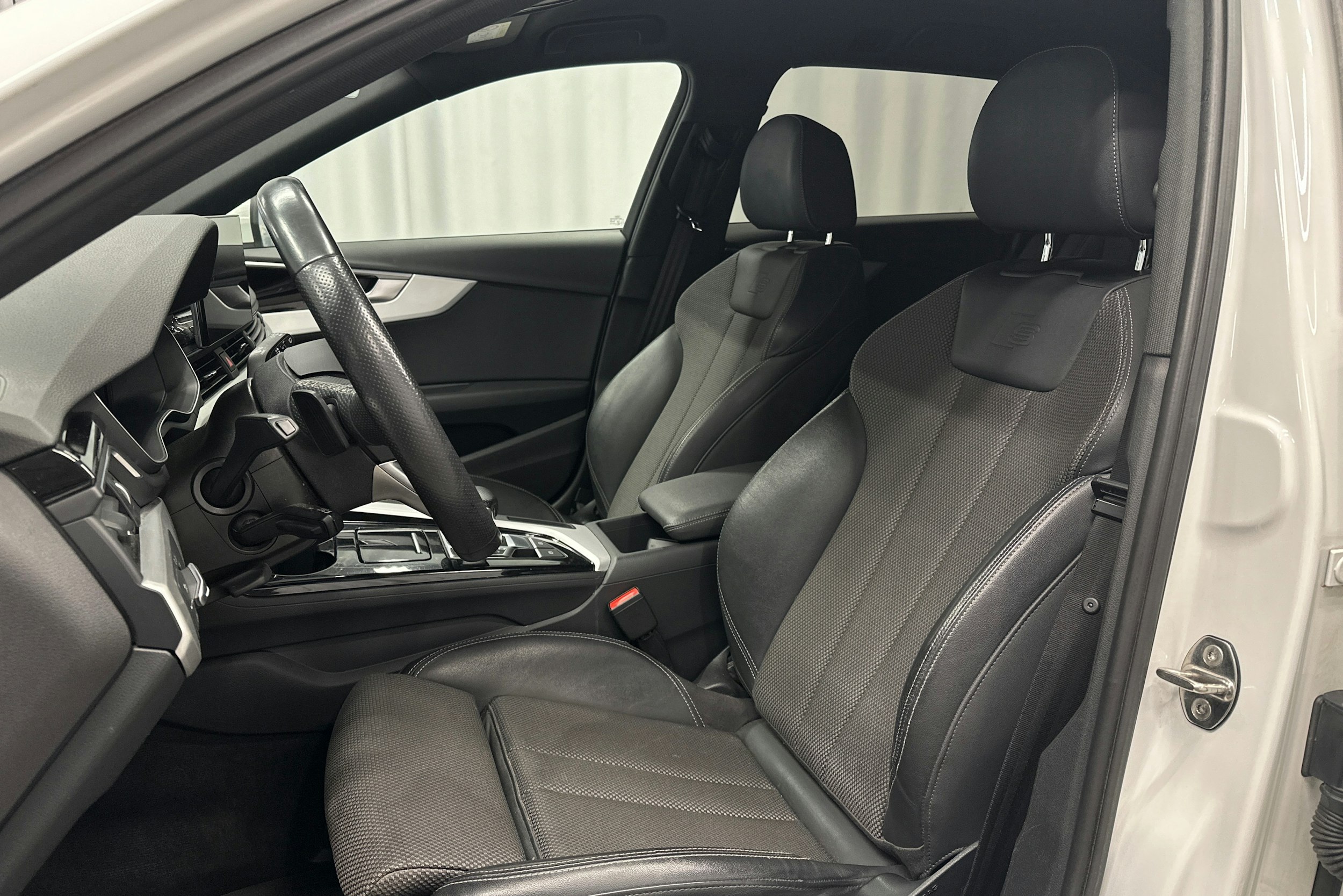 valkoinen Audi A4 2021 kuva 18.