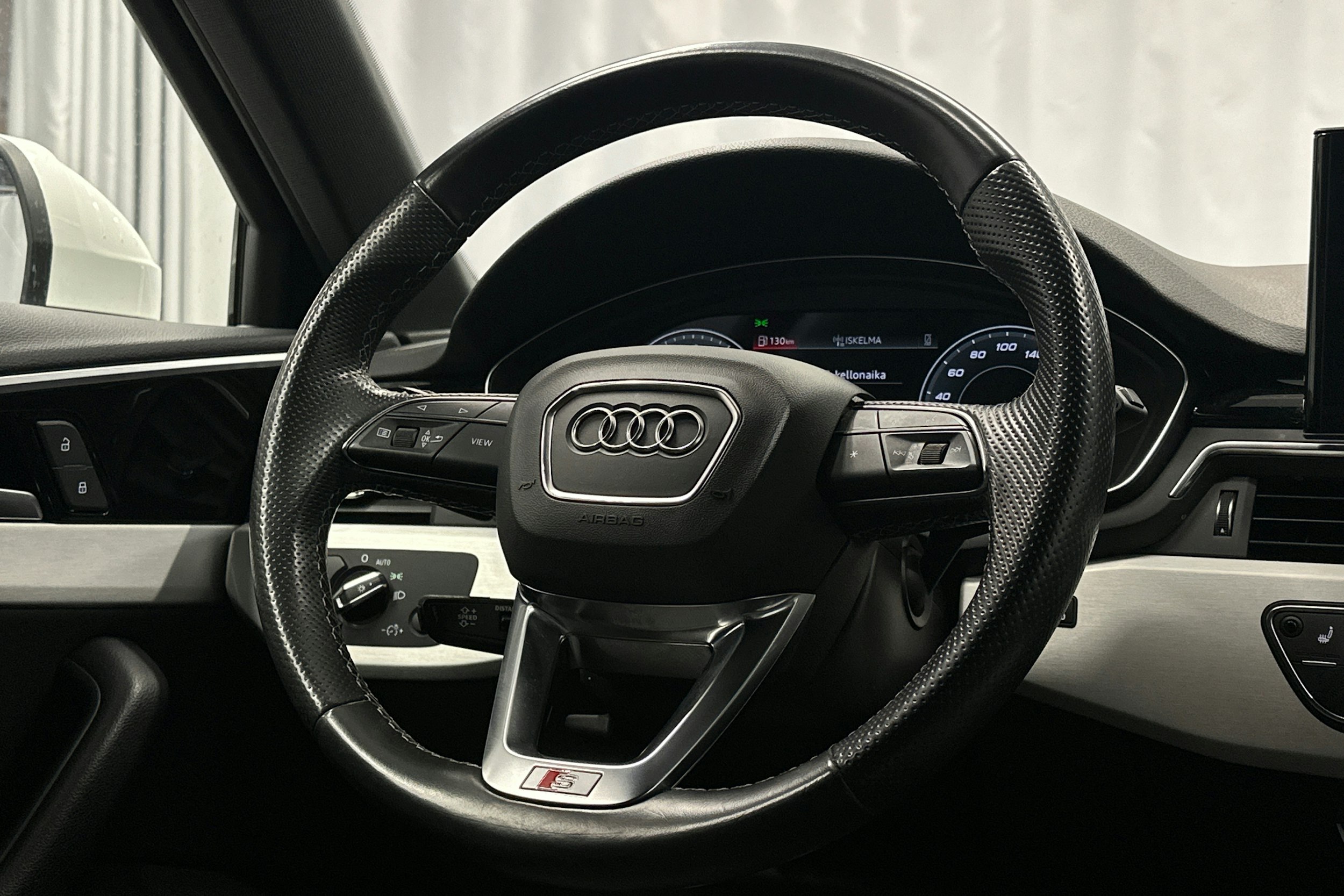 valkoinen Audi A4 2021 kuva 19.