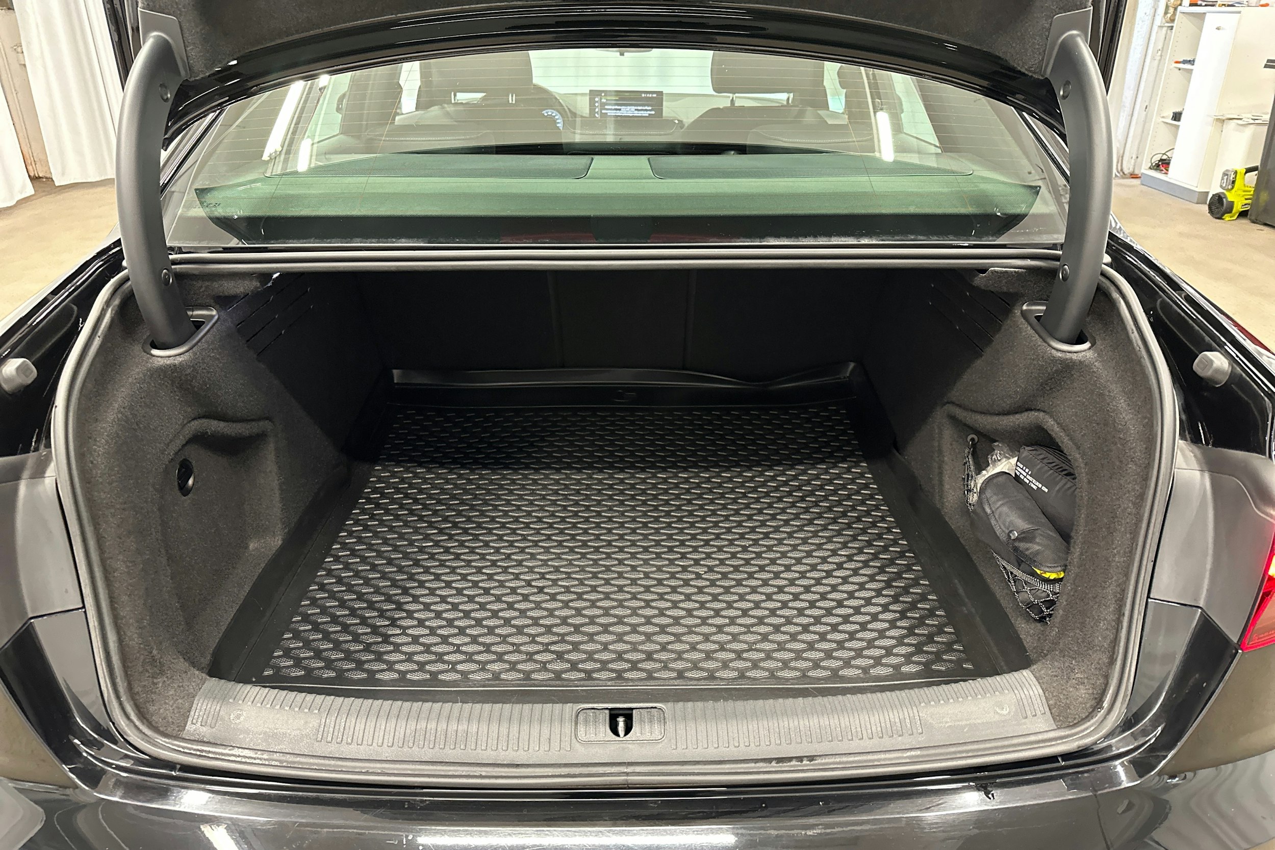 musta Audi A4 2021 kuva 25.