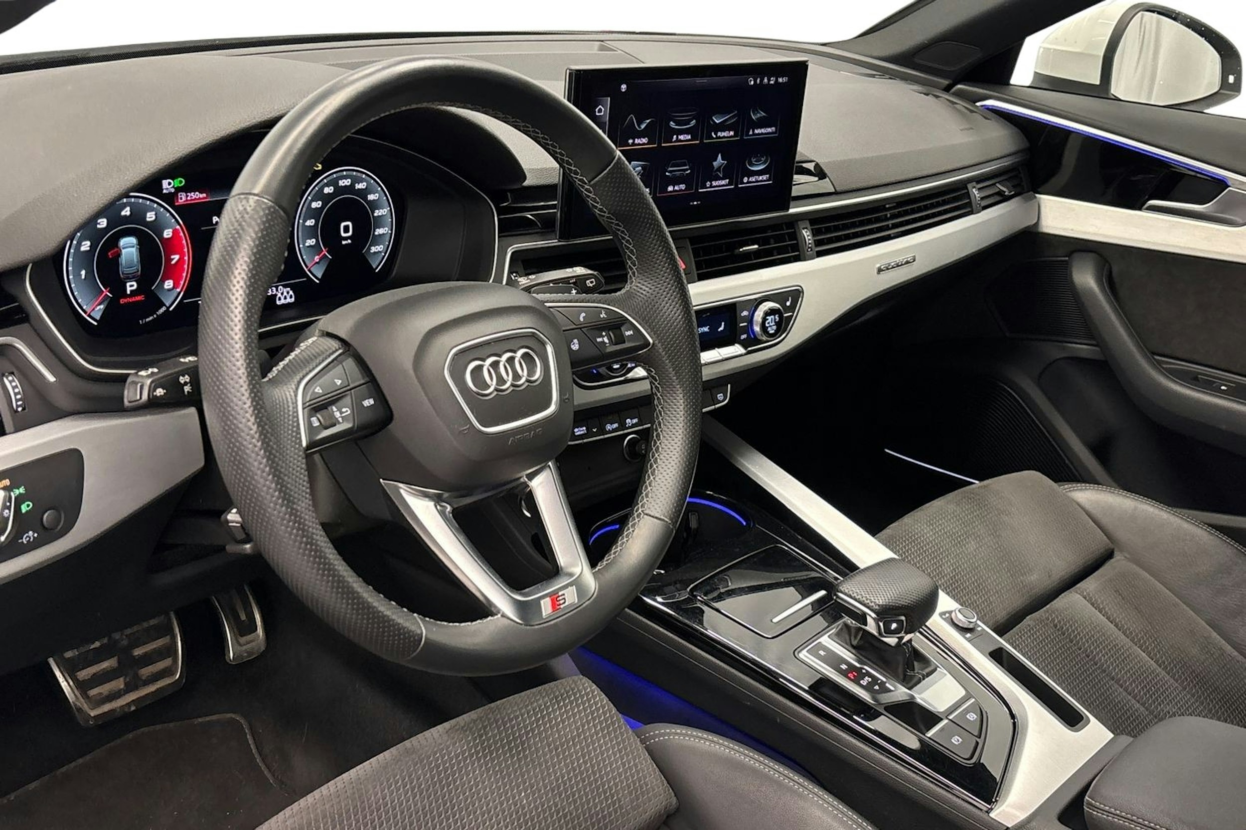 valkoinen Audi A4 2021 kuva 7.