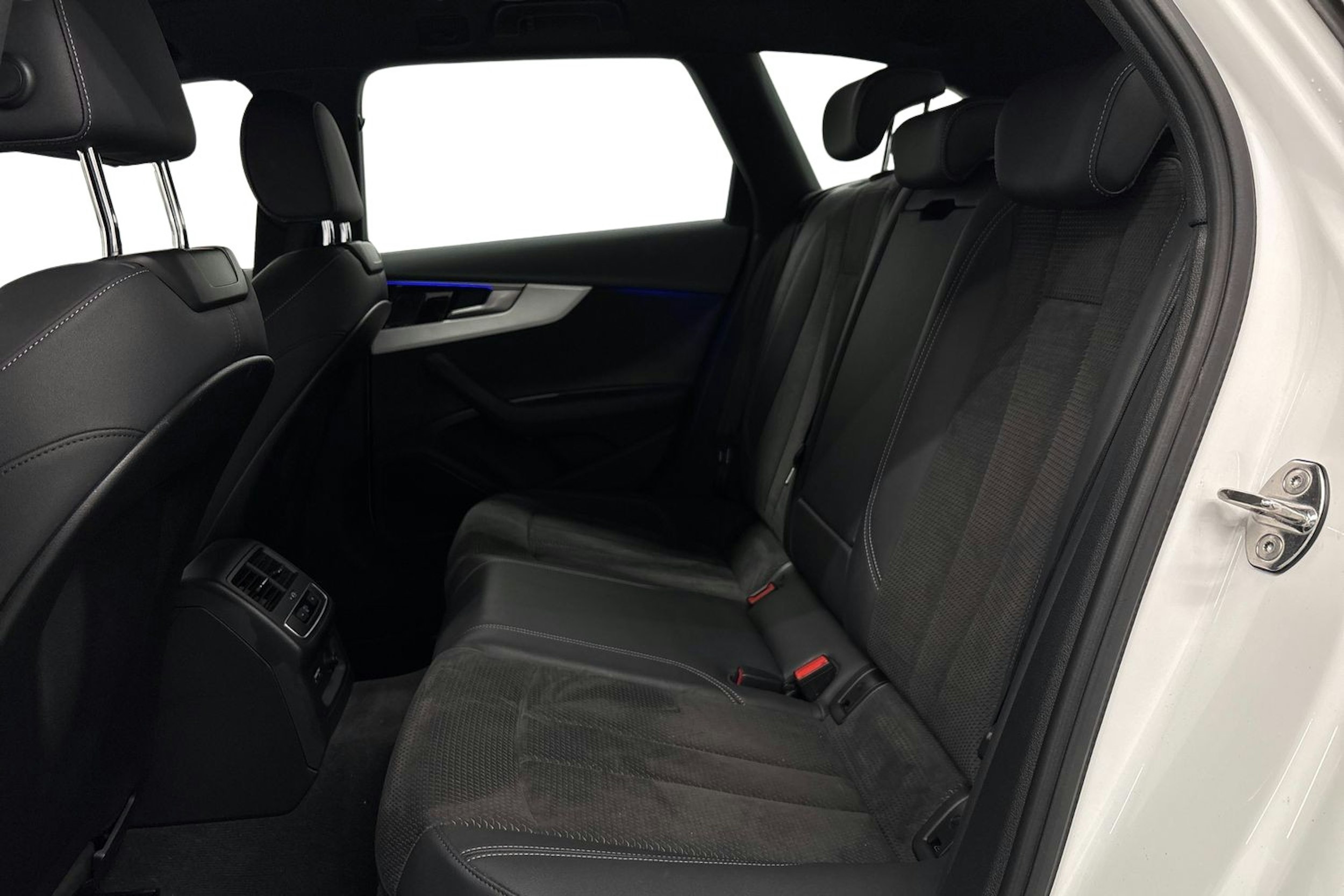 valkoinen Audi A4 2021 kuva 10.