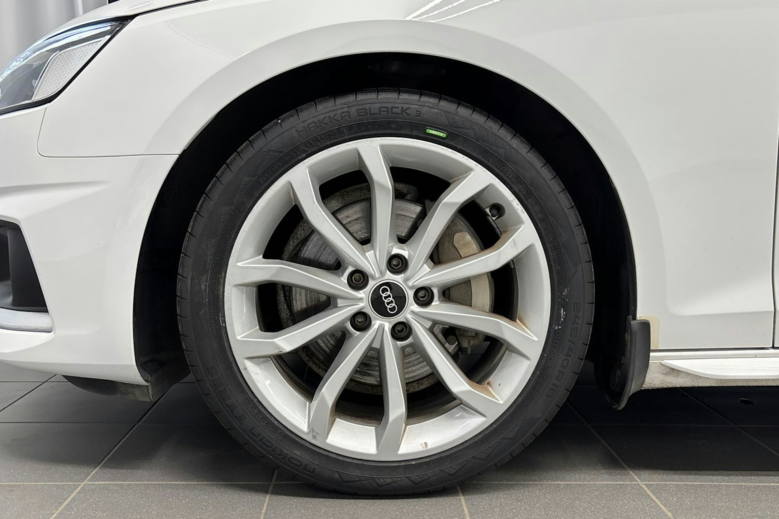 valkoinen Audi A4 2021 kuva 13.