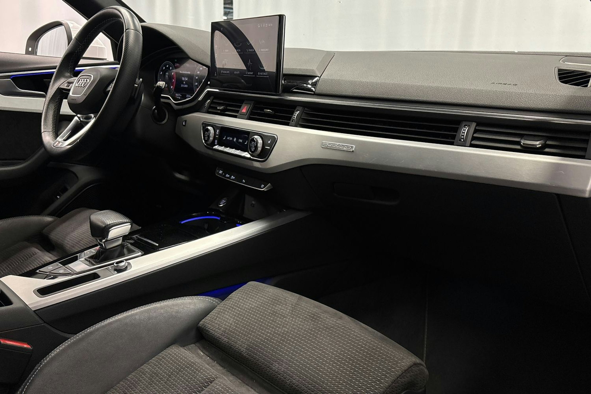 valkoinen Audi A4 2021 kuva 14.