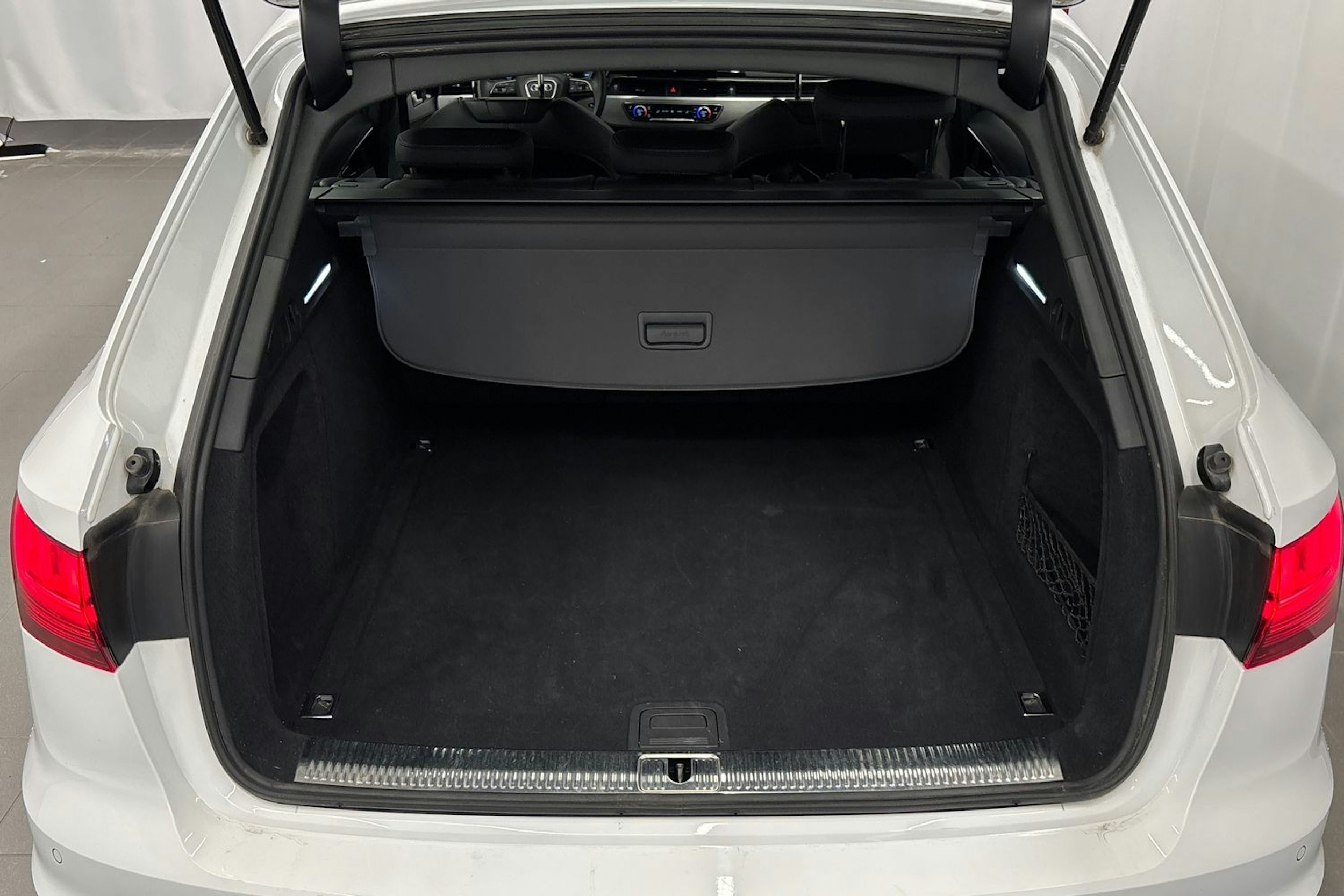 valkoinen Audi A4 2021 kuva 16.