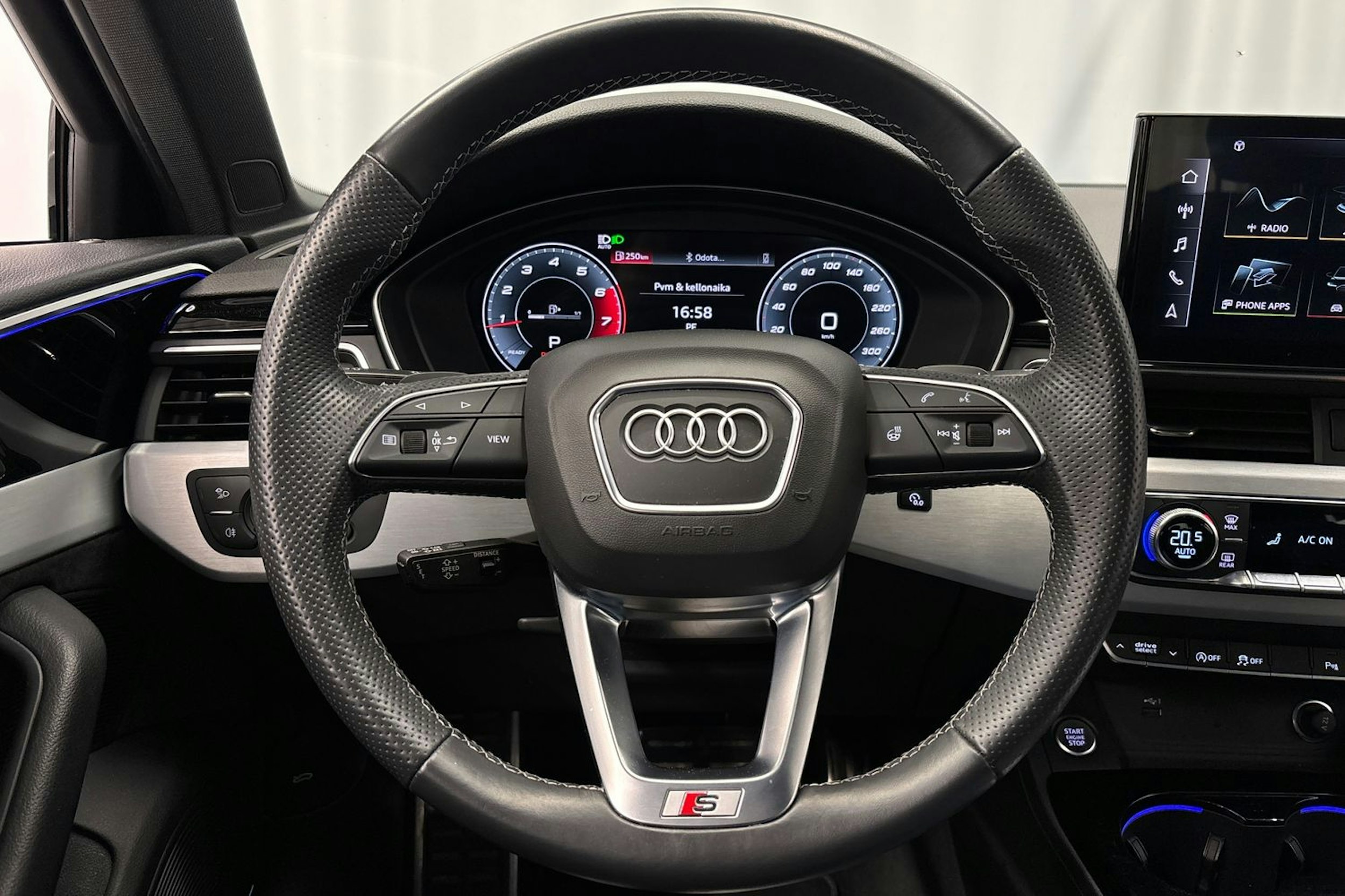 valkoinen Audi A4 2021 kuva 18.