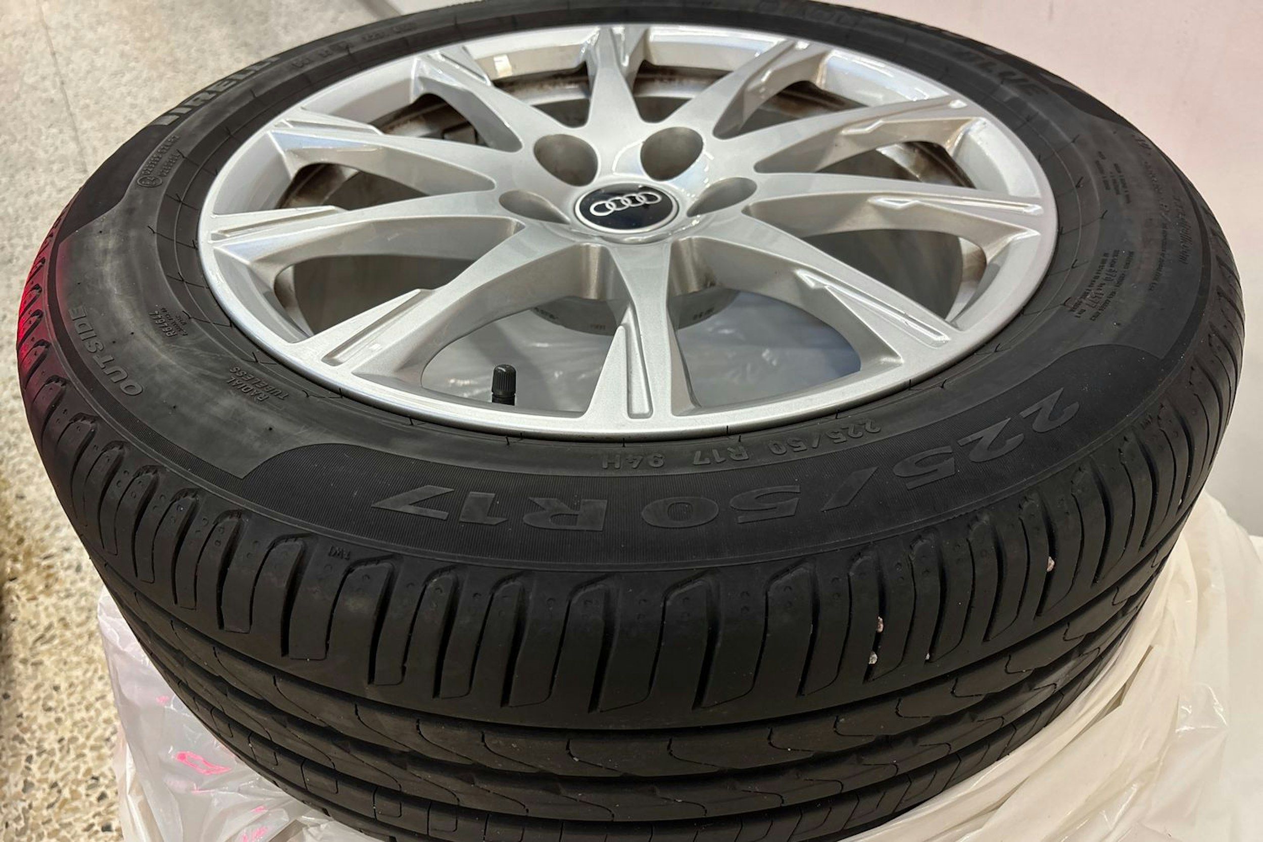 harmaa Audi A4 2021 kuva 14.