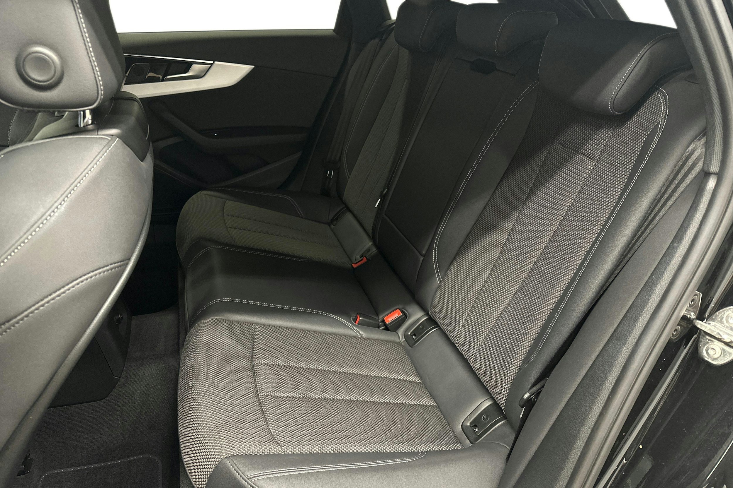 musta Audi A4 2021 kuva 10.