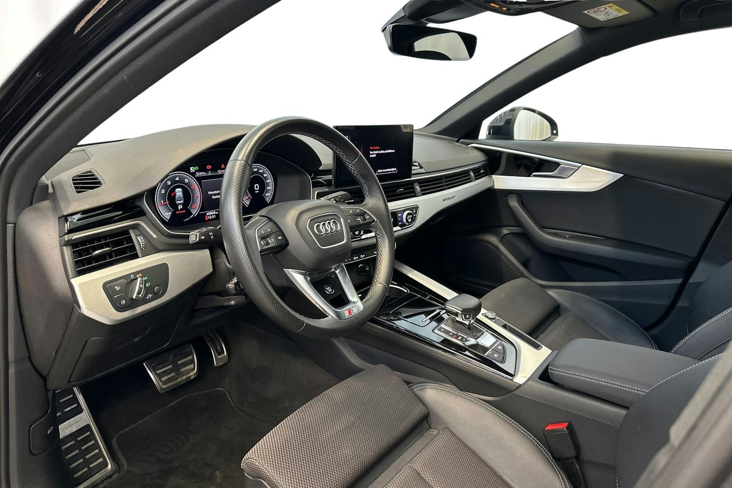 Musta Audi A4 2021 kuva 6.